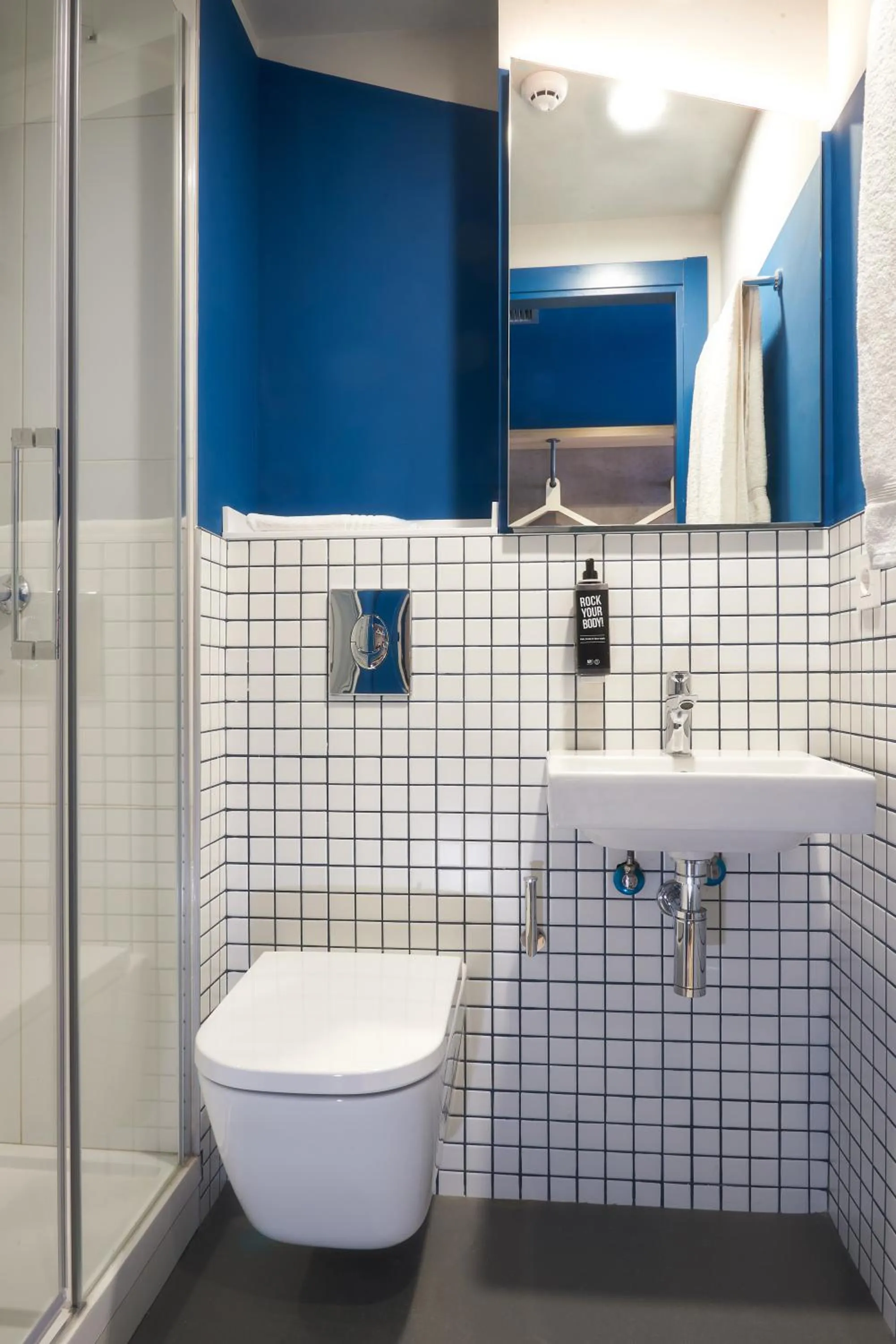 Bathroom in Ibis budget Vitoria Gasteiz