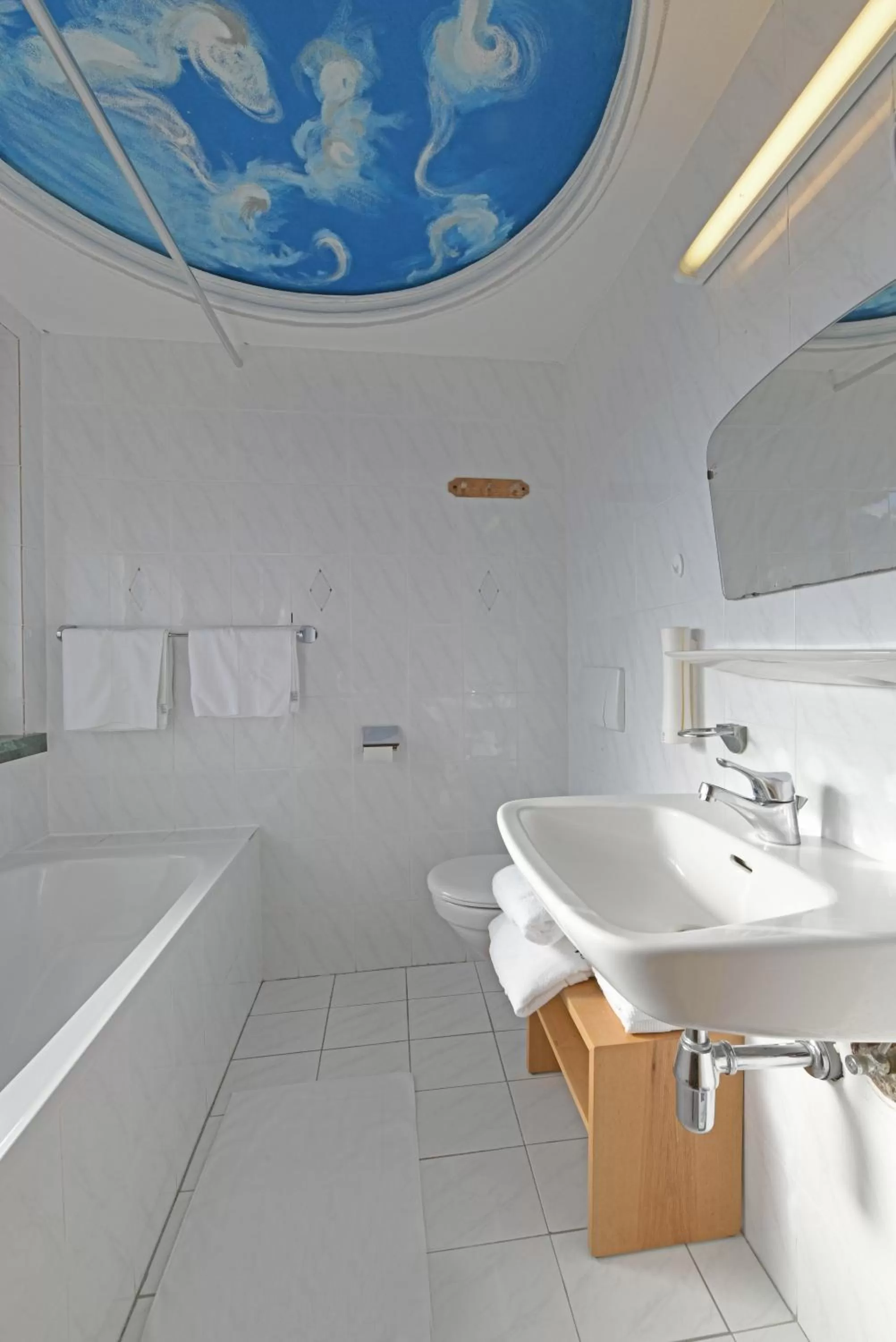 Bathroom, Bed in Hotel St Hubertus