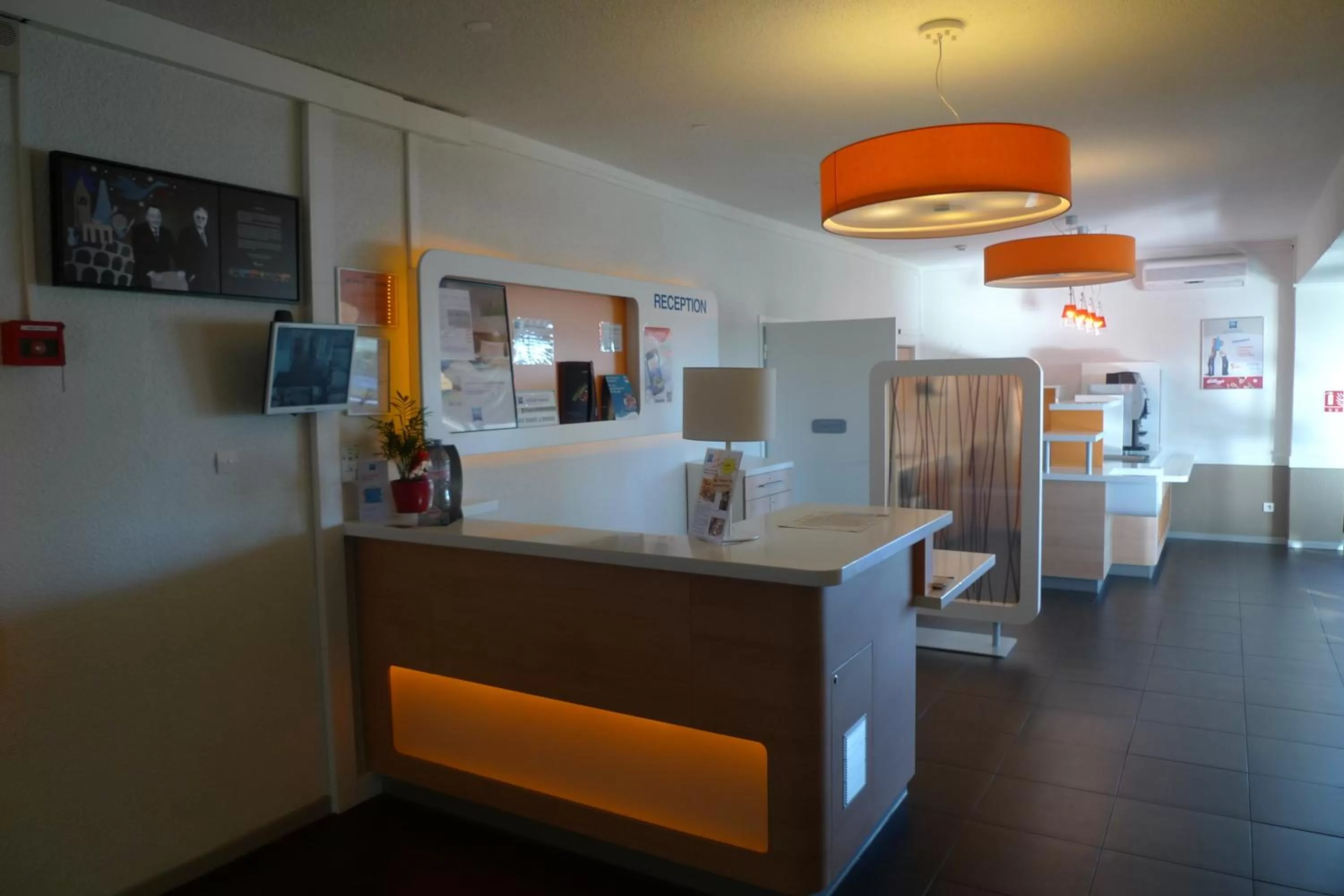 Lobby or reception in ibis budget Narbonne Sud A9/A61