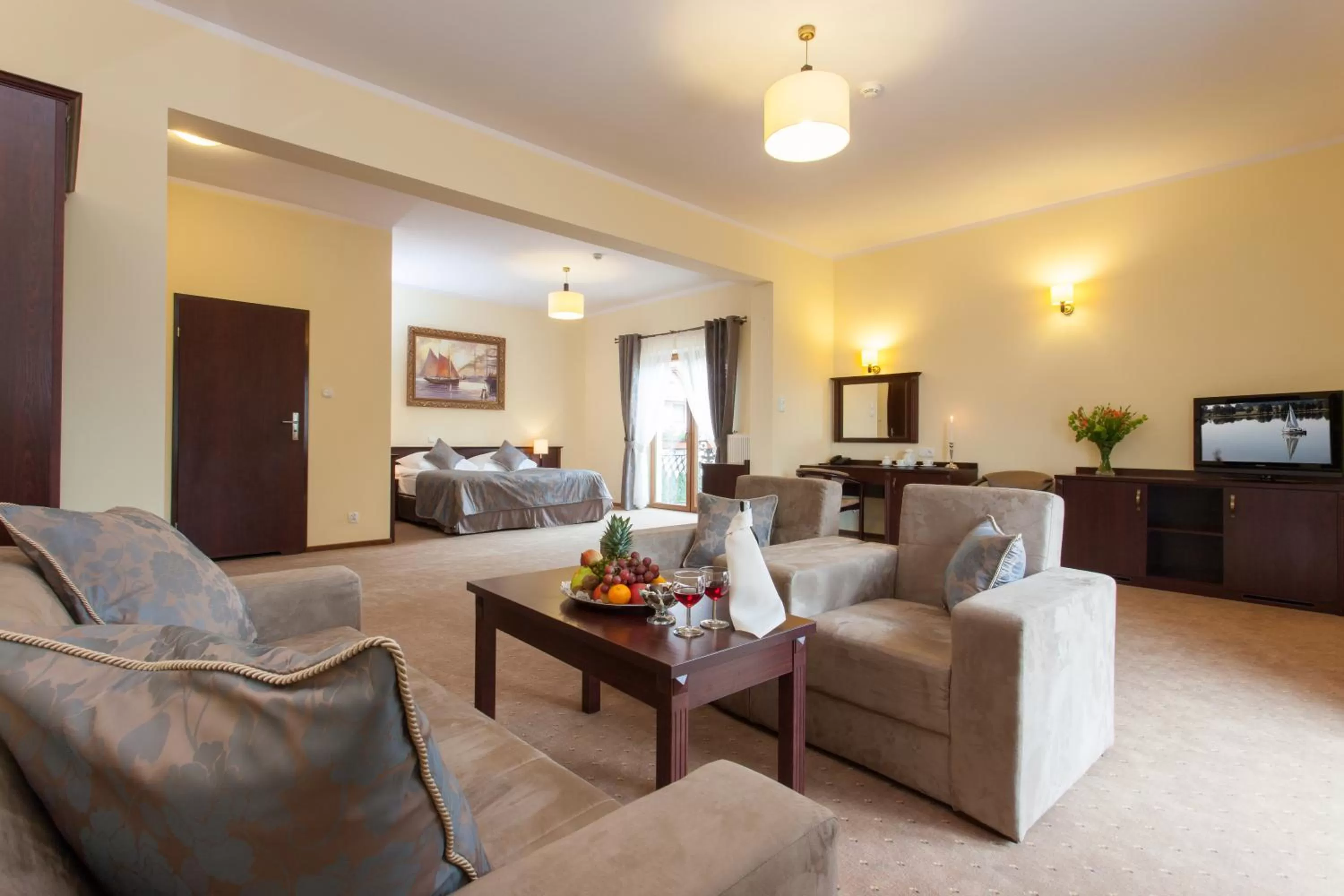 Communal lounge/ TV room in Hotel Robert's Port