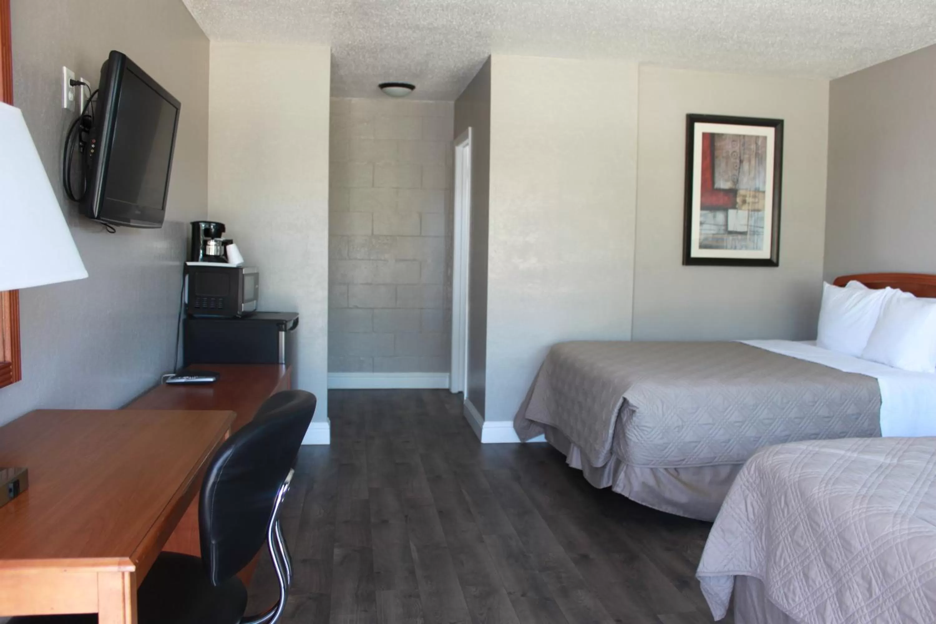 Photo of the whole room, Bed in Budget Inn