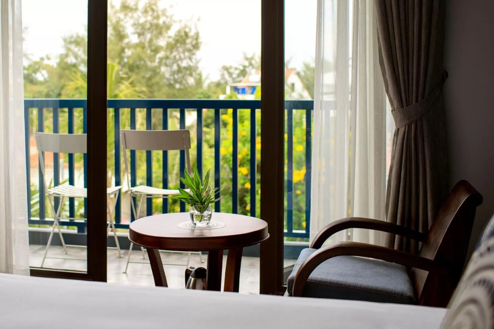 Garden view, Bed in The Blue Alcove Hotel