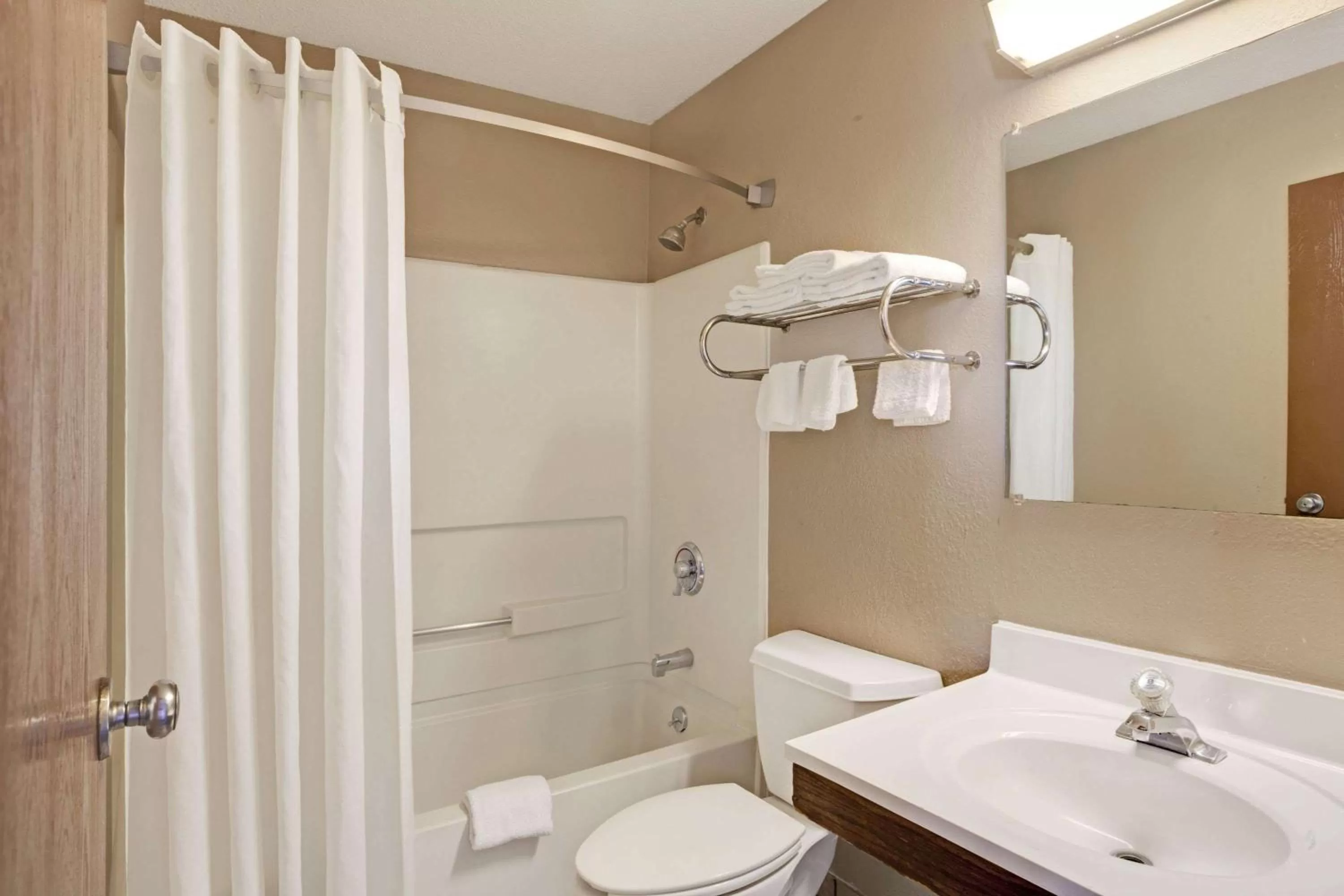 Bathroom in Super 8 by Wyndham Nashville/ Dntn/ Opryland Area
