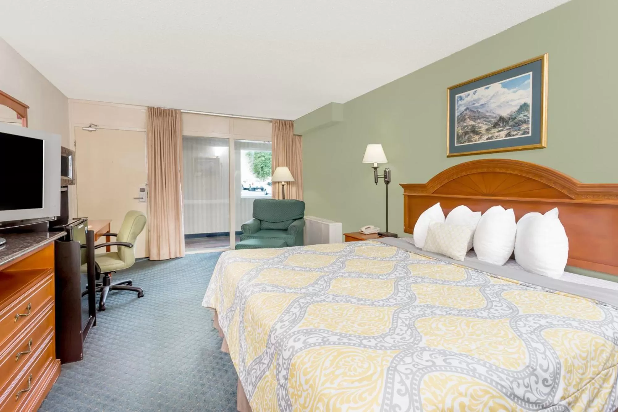 Bed in Days Inn by Wyndham Cedar Falls- University Plaza
