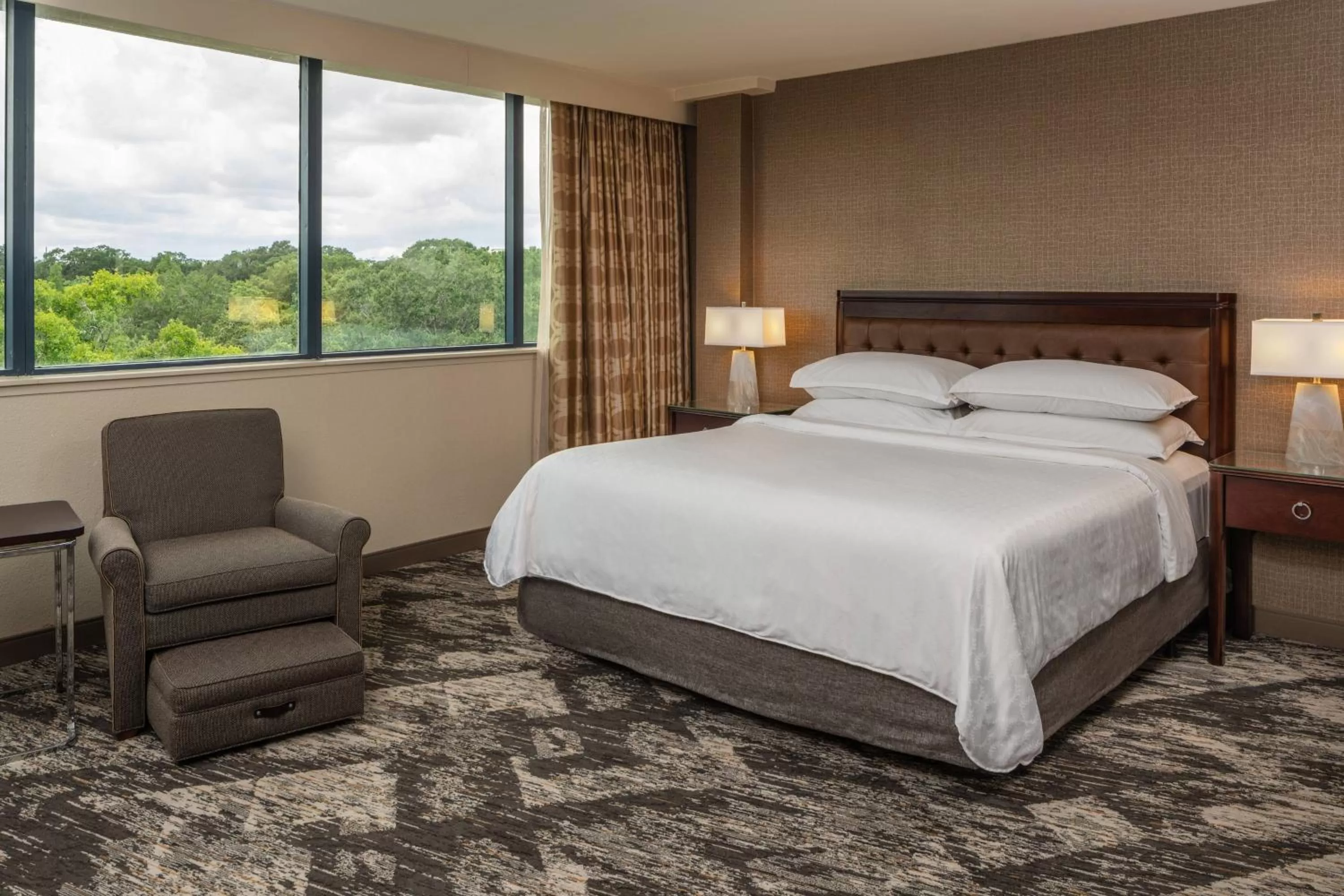 Photo of the whole room, Bed in Sheraton Tampa Brandon Hotel