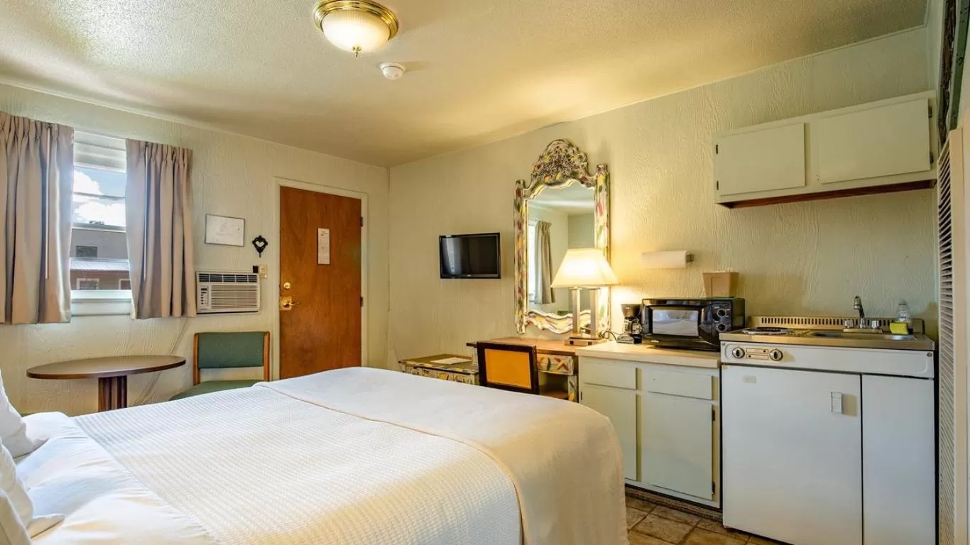 Deluxe Queen Room in The Siesta Motel