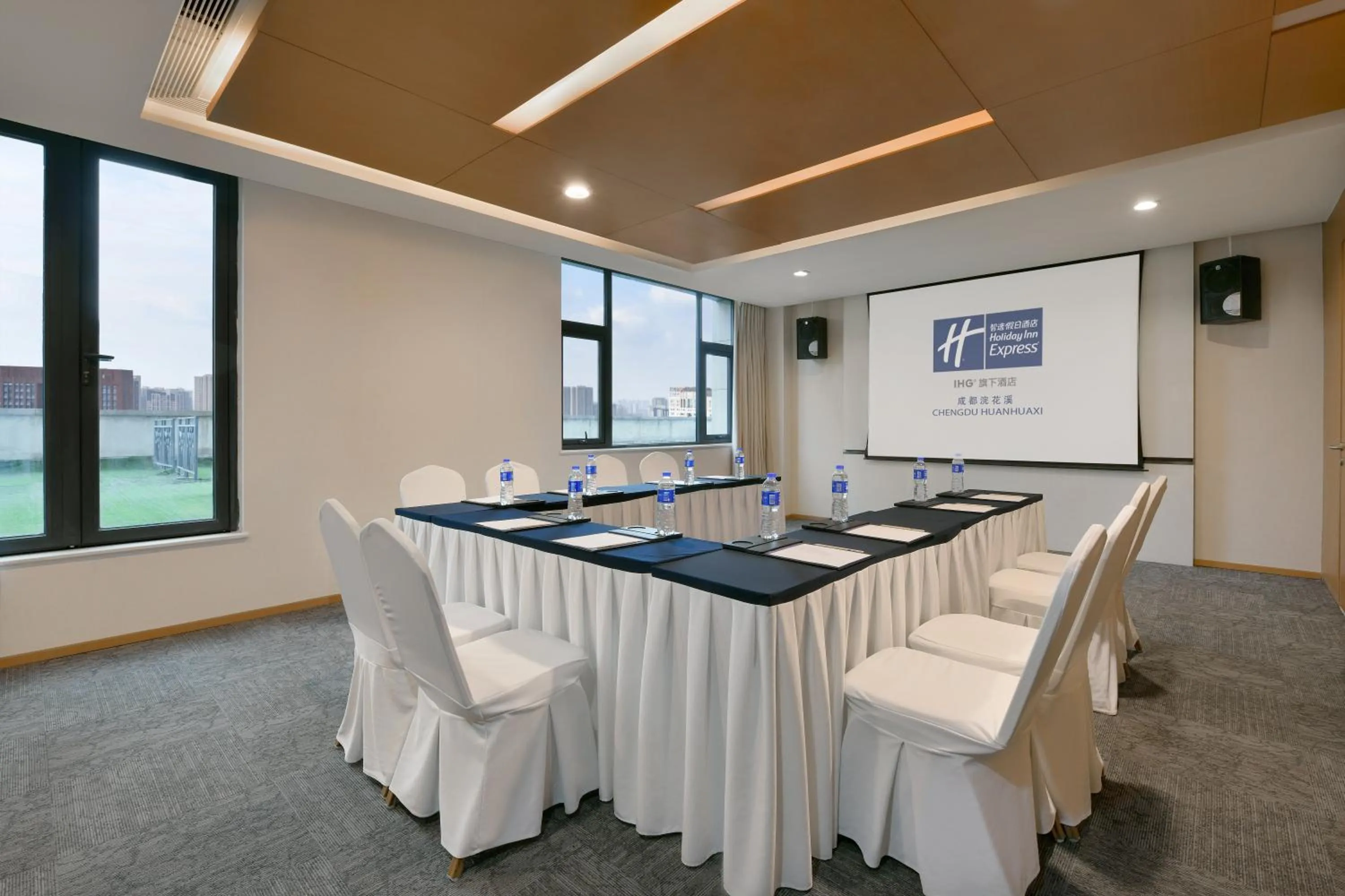 Meeting/conference room in Holiday Inn Express Chengdu Huanhuaxi by IHG-Near Jinsha Site Musem,Near Wuhou Temple Museum,Welcome drinks,Free gym,Free self-service laundry