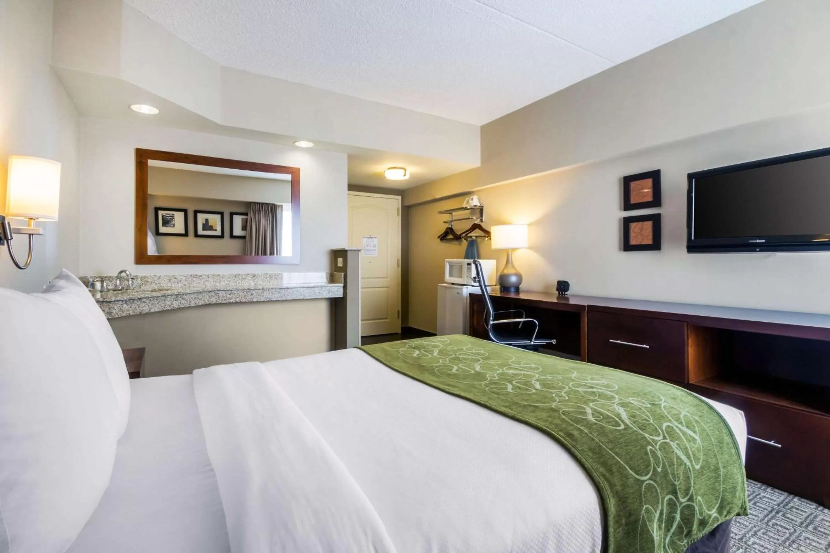 Photo of the whole room, Bed in Comfort Suites at Woodbridge