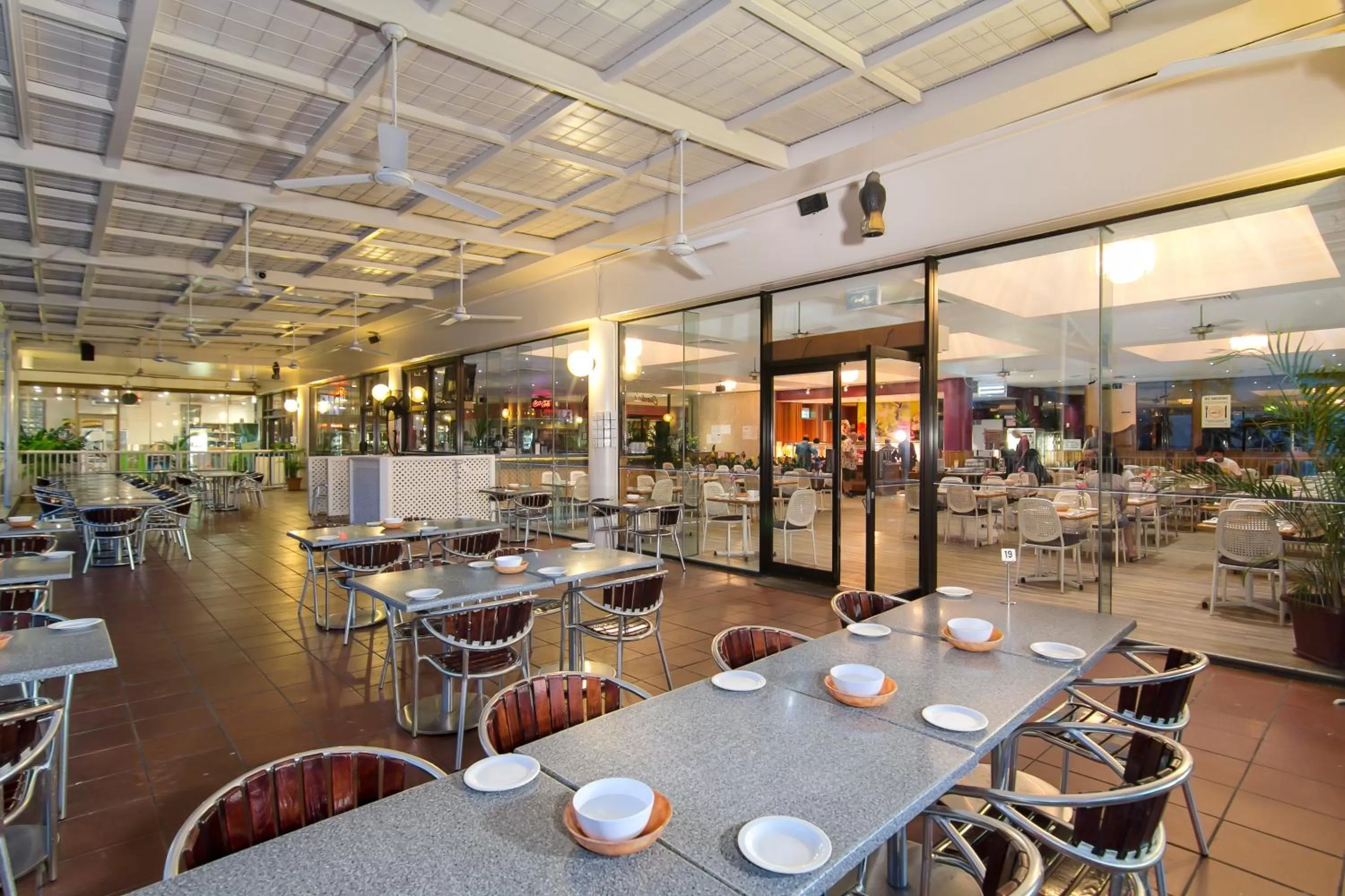 Restaurant/places to eat in Acacia Court Hotel