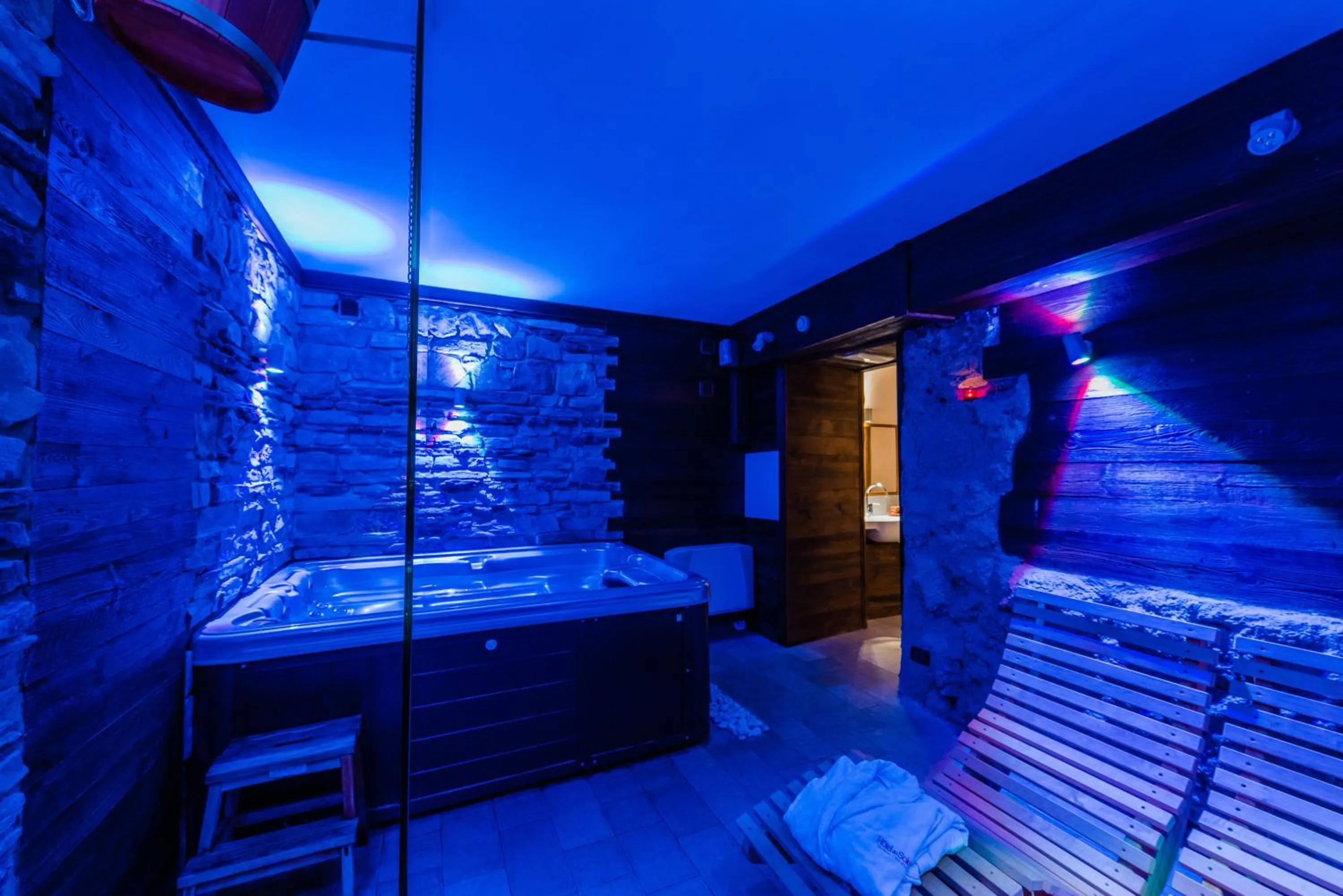 Hot Tub in Hotel Au Soleil