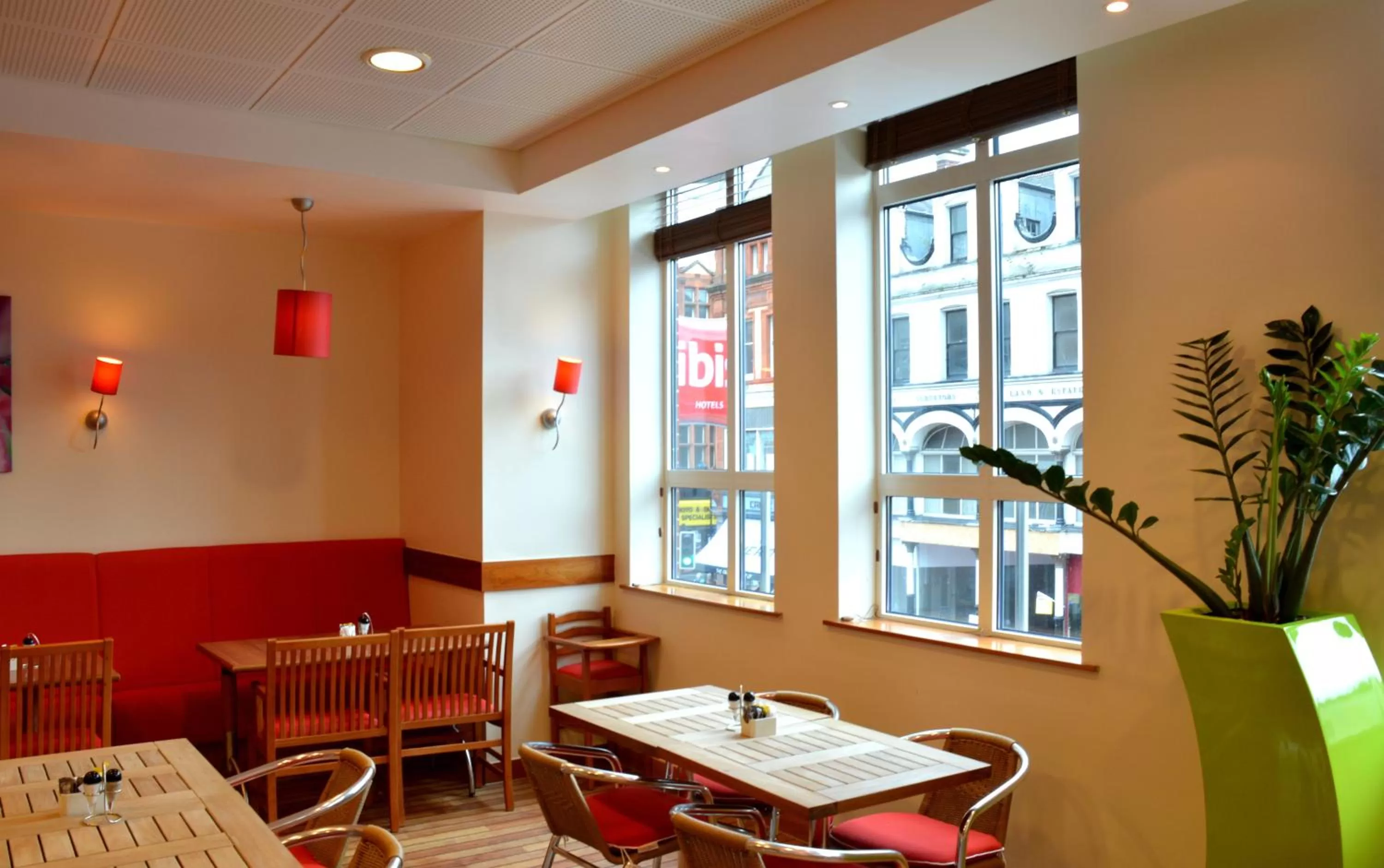 Restaurant/places to eat in ibis Reading Centre