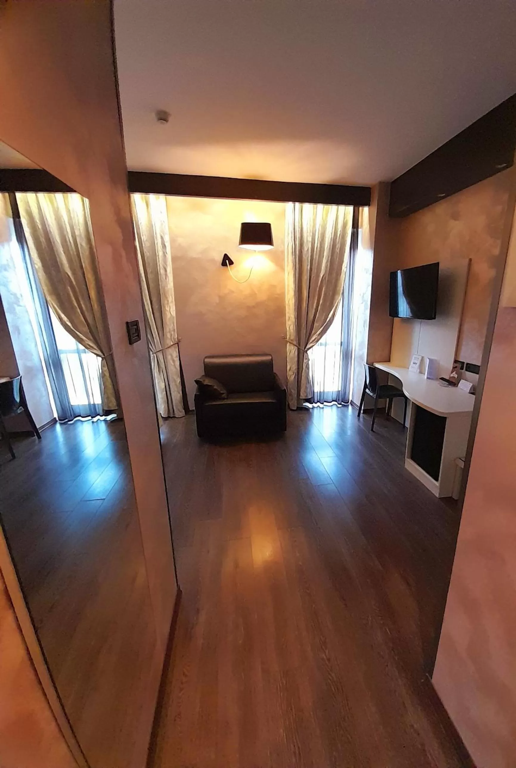 View (from property/room), Bed in Hotel Continental