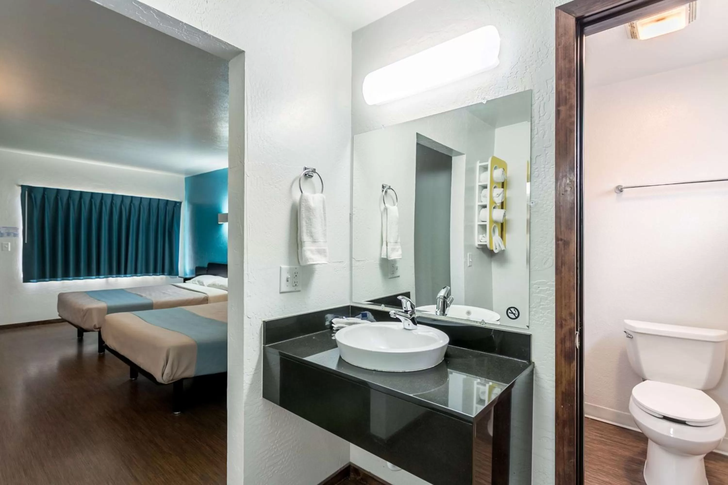 Bathroom, Bed in Motel 6 University Missoula