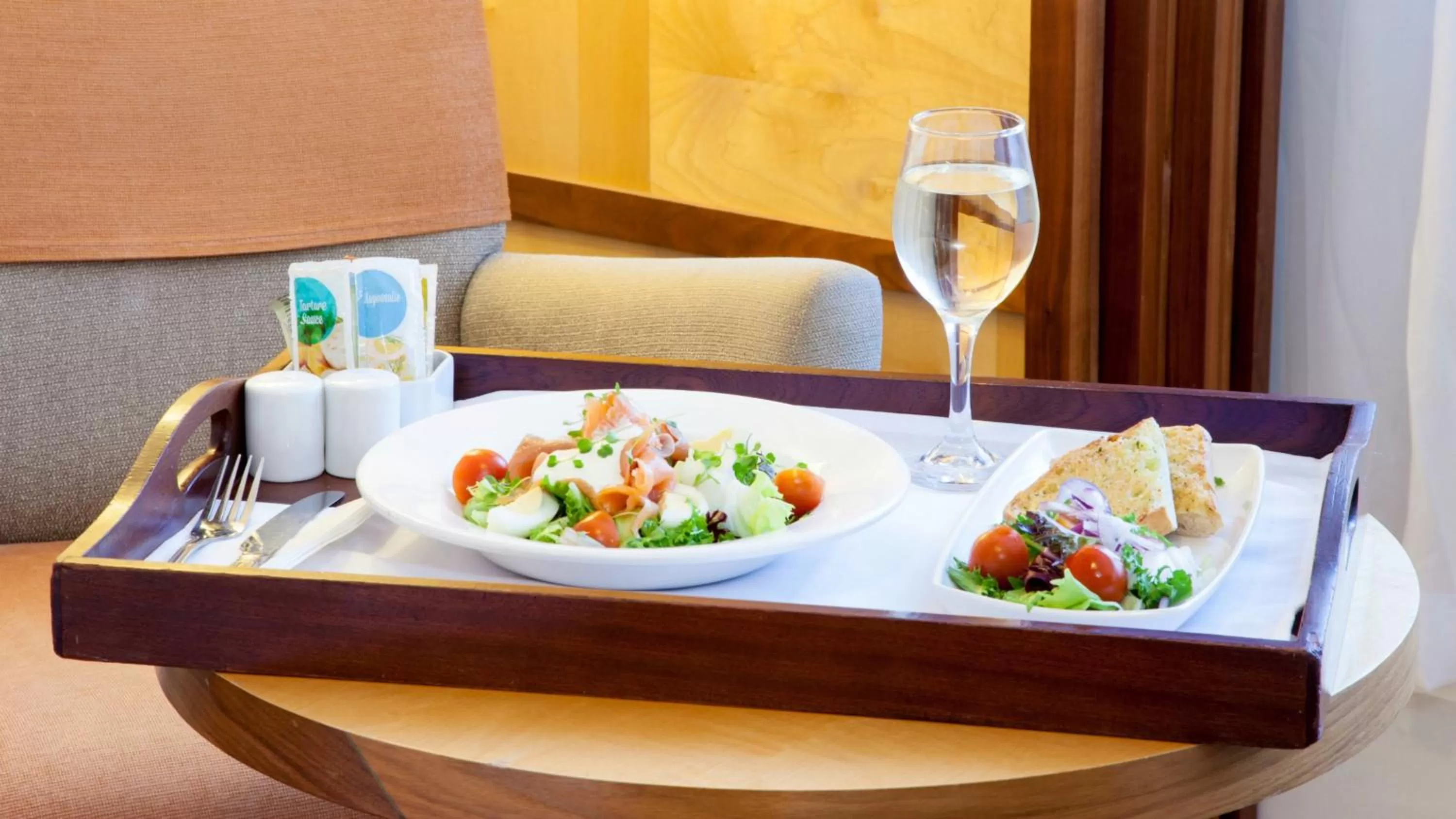 Photo of the whole room in Holiday Inn Swindon by IHG