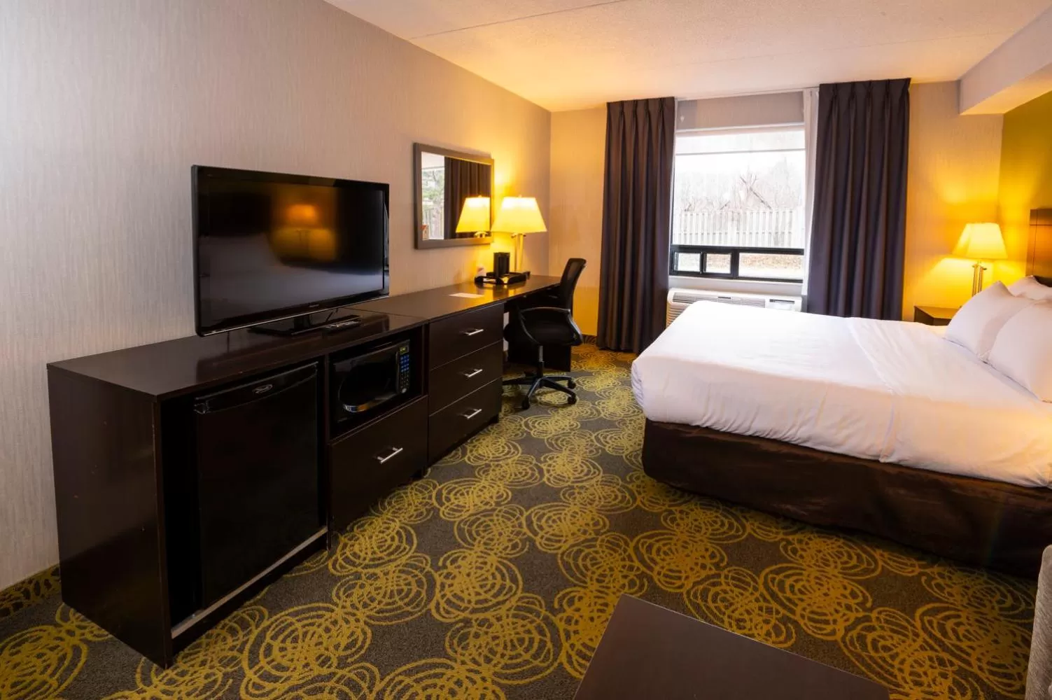 TV and multimedia, Bed in Comfort Hotel & Suites