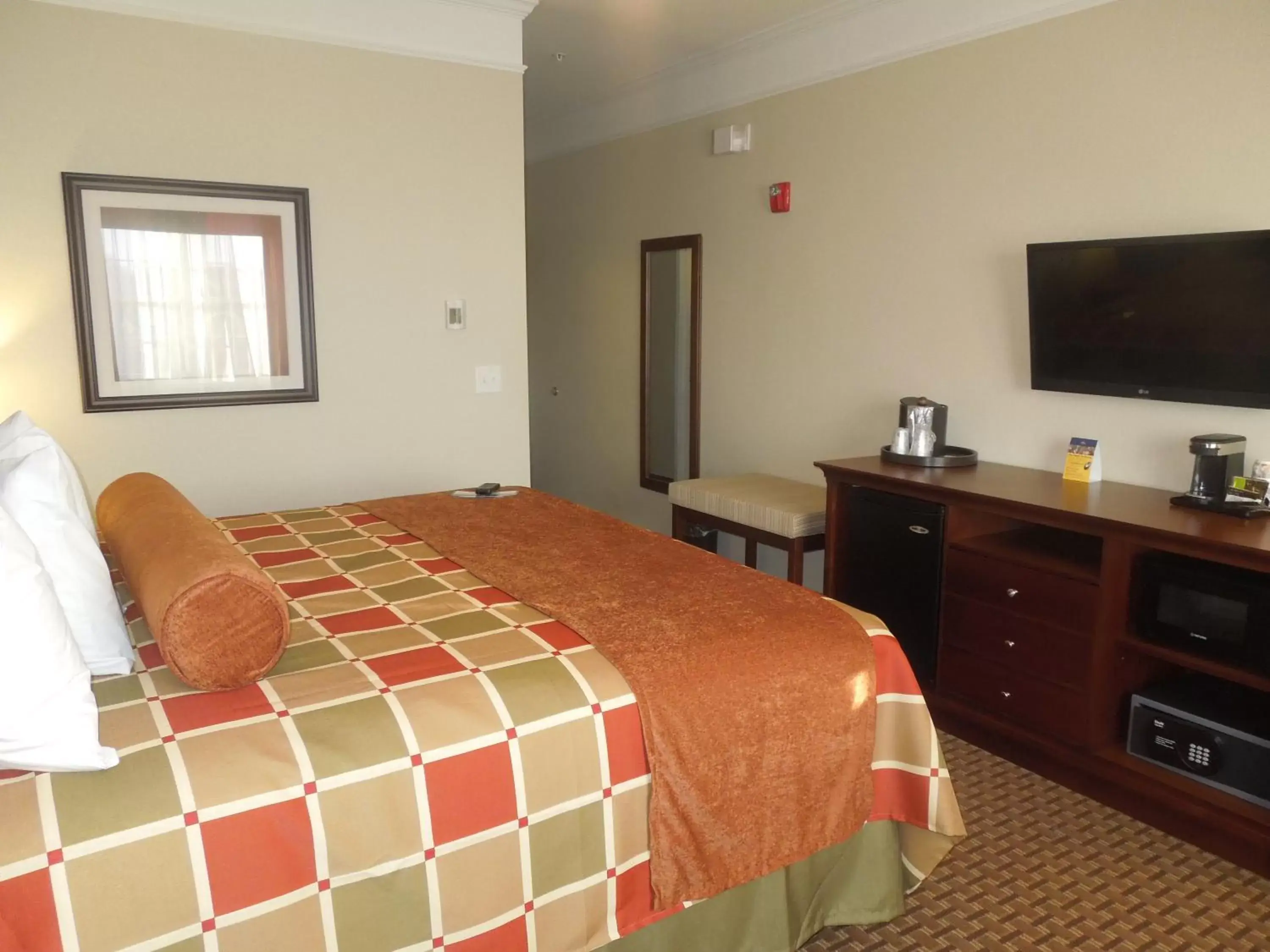 King Room with Roll-in Shower - Disability Access/Non-Smoking in Best Western Plus Easton Inn & Suites King Room with Roll-in Shower - Disability Access/Non-Smoking in Best Western Plus Easton Inn & Suites