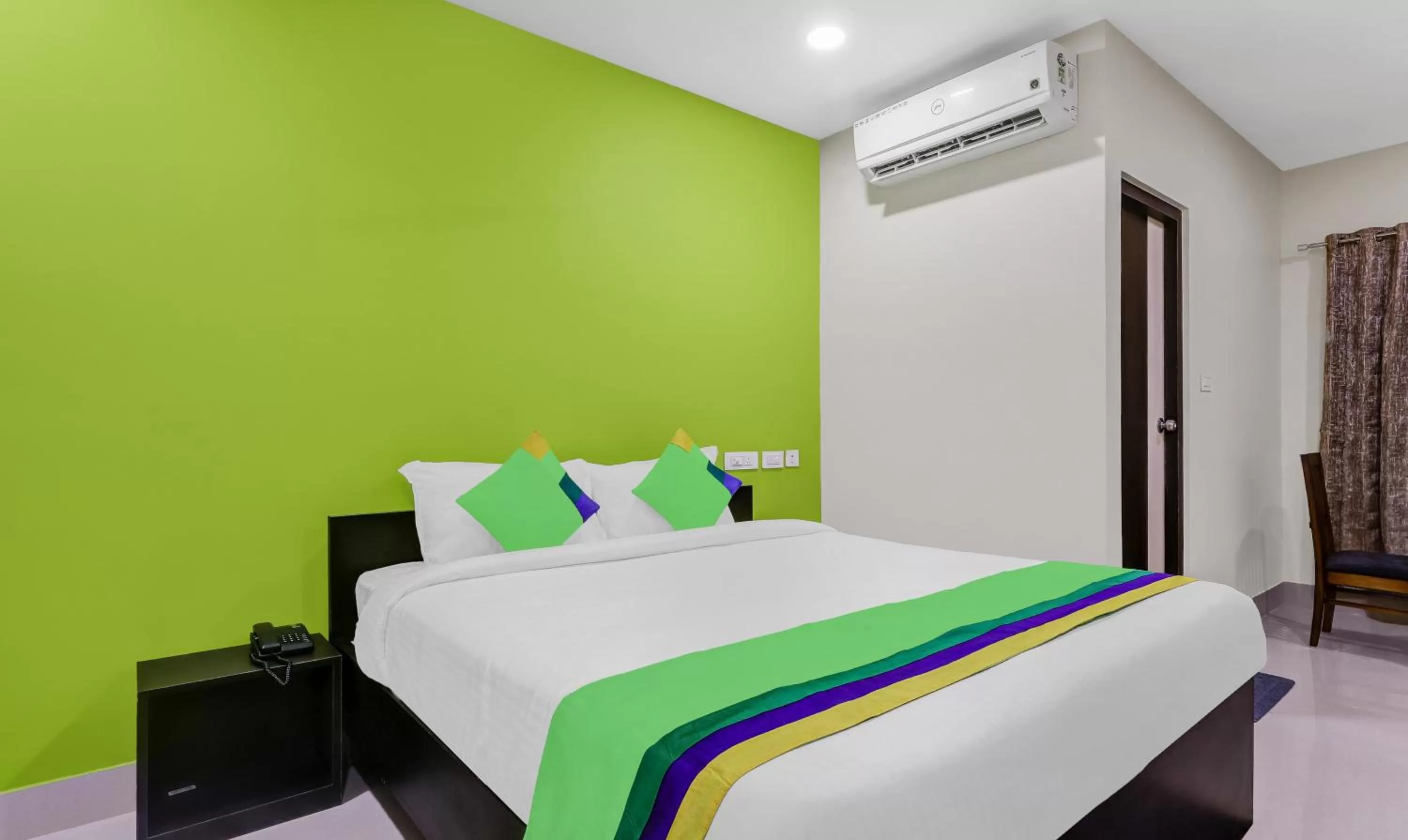 Bedroom, Bed in Treebo Hotel Mobi VIP Airport