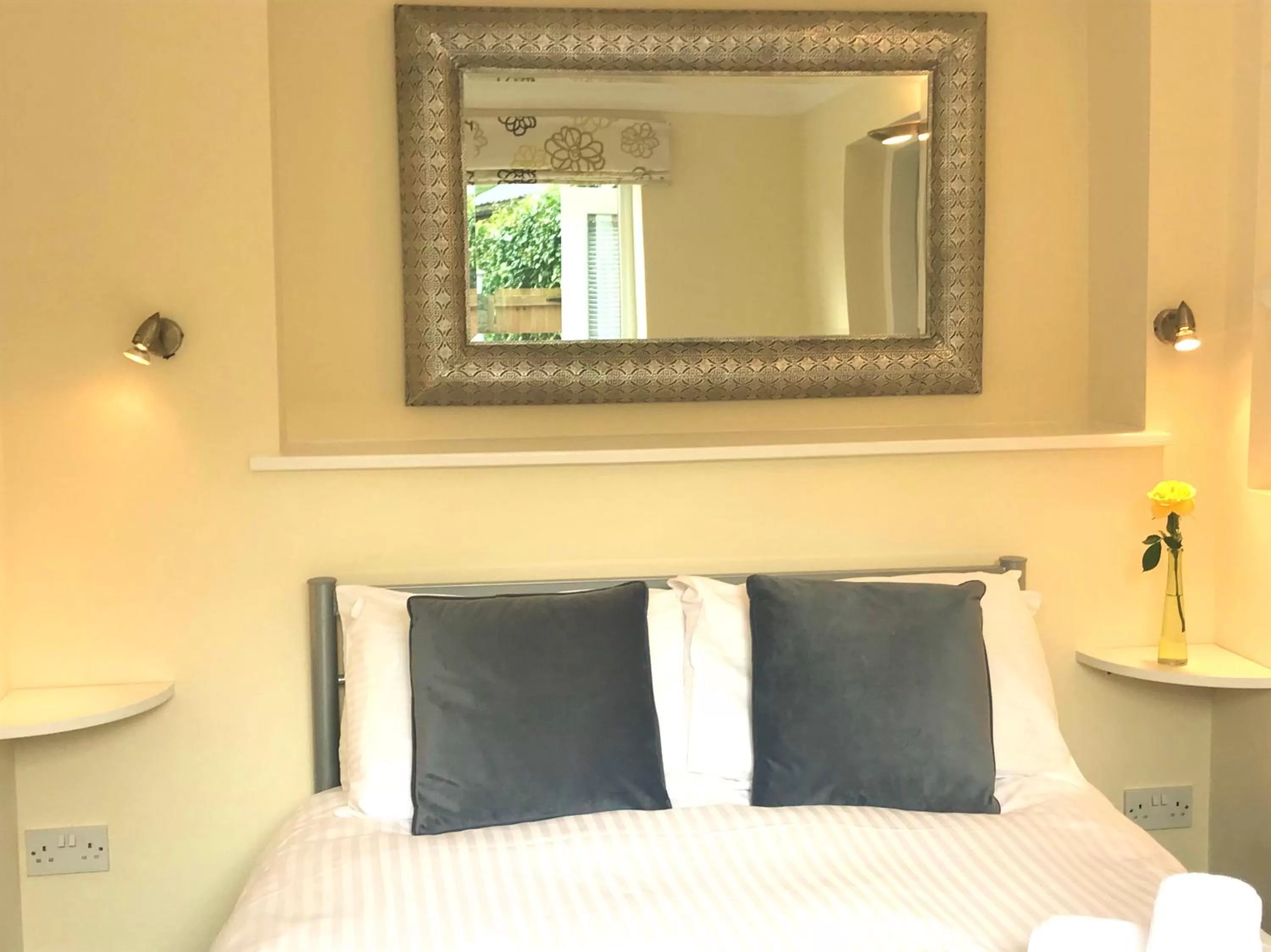 Bed in St. Raphael Guest House