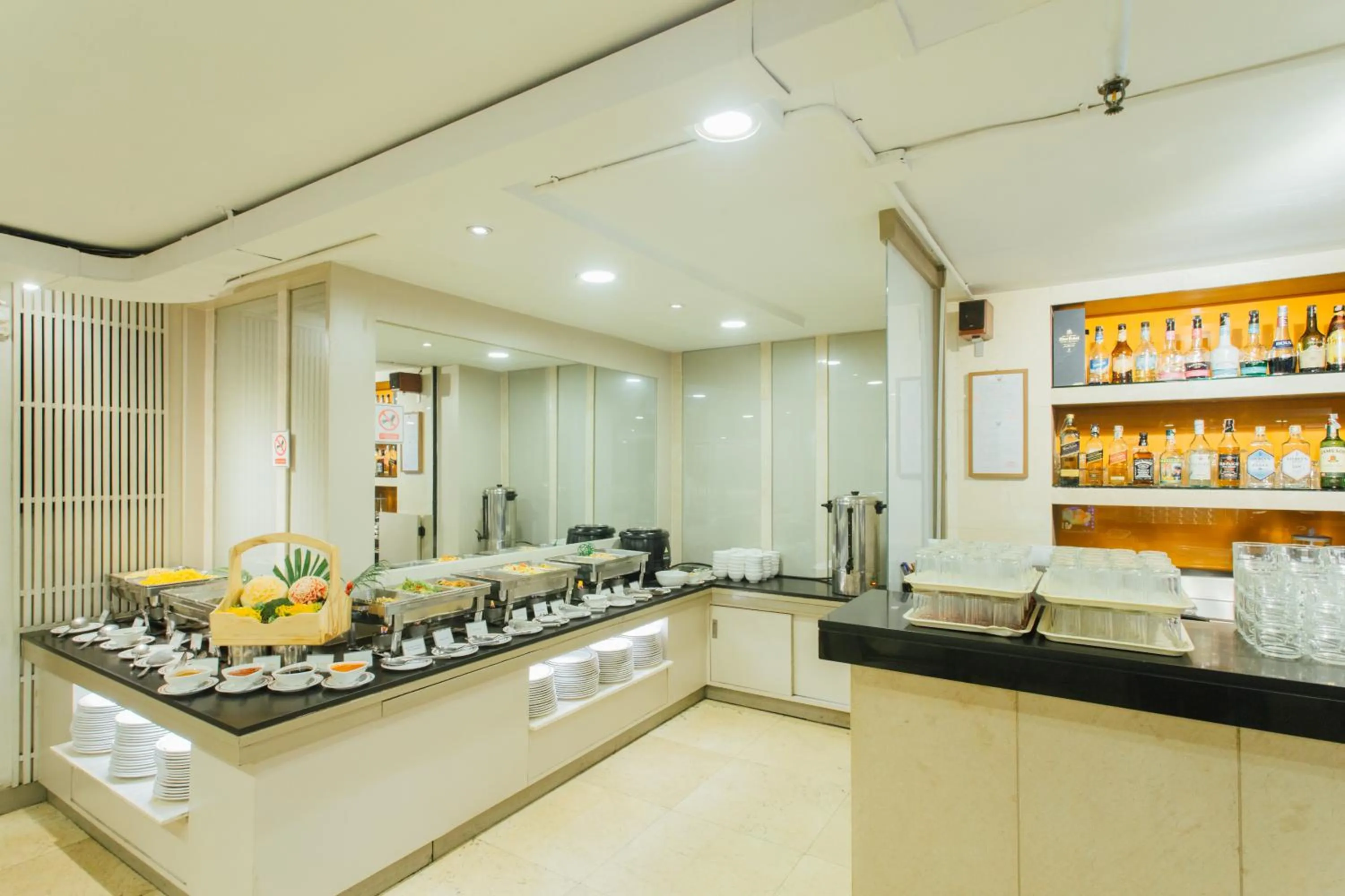 Restaurant/places to eat in Seasons Siam Hotel