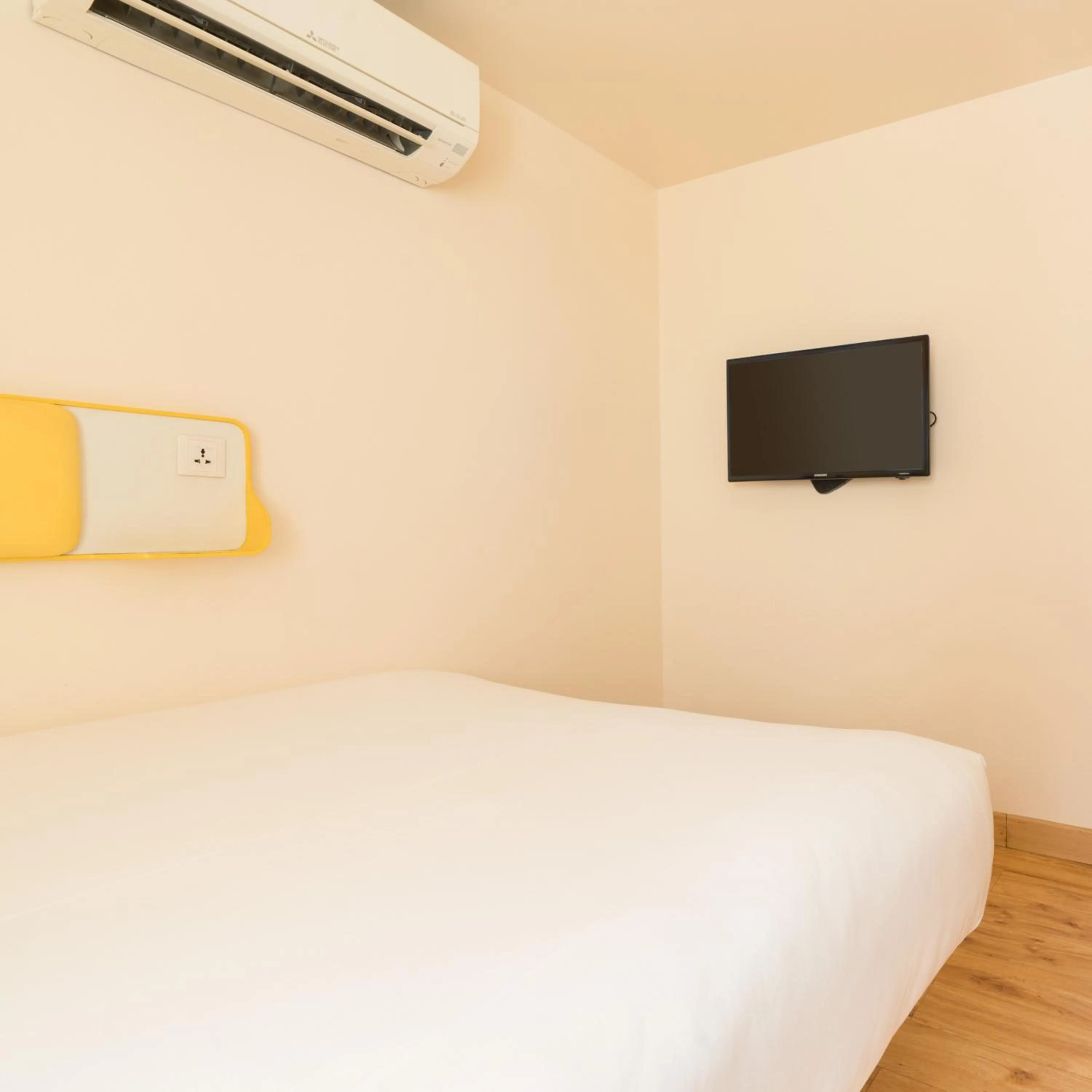 Photo of the whole room, Bed in Bloomrooms @ New Delhi Railway Station