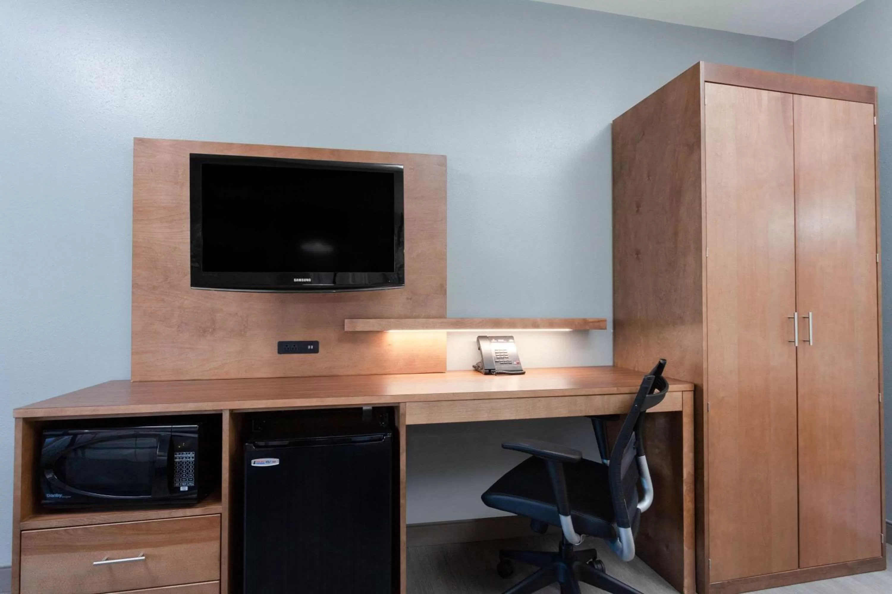 Photo of the whole room in La Quinta by Wyndham Ft. Myers - Sanibel Gateway