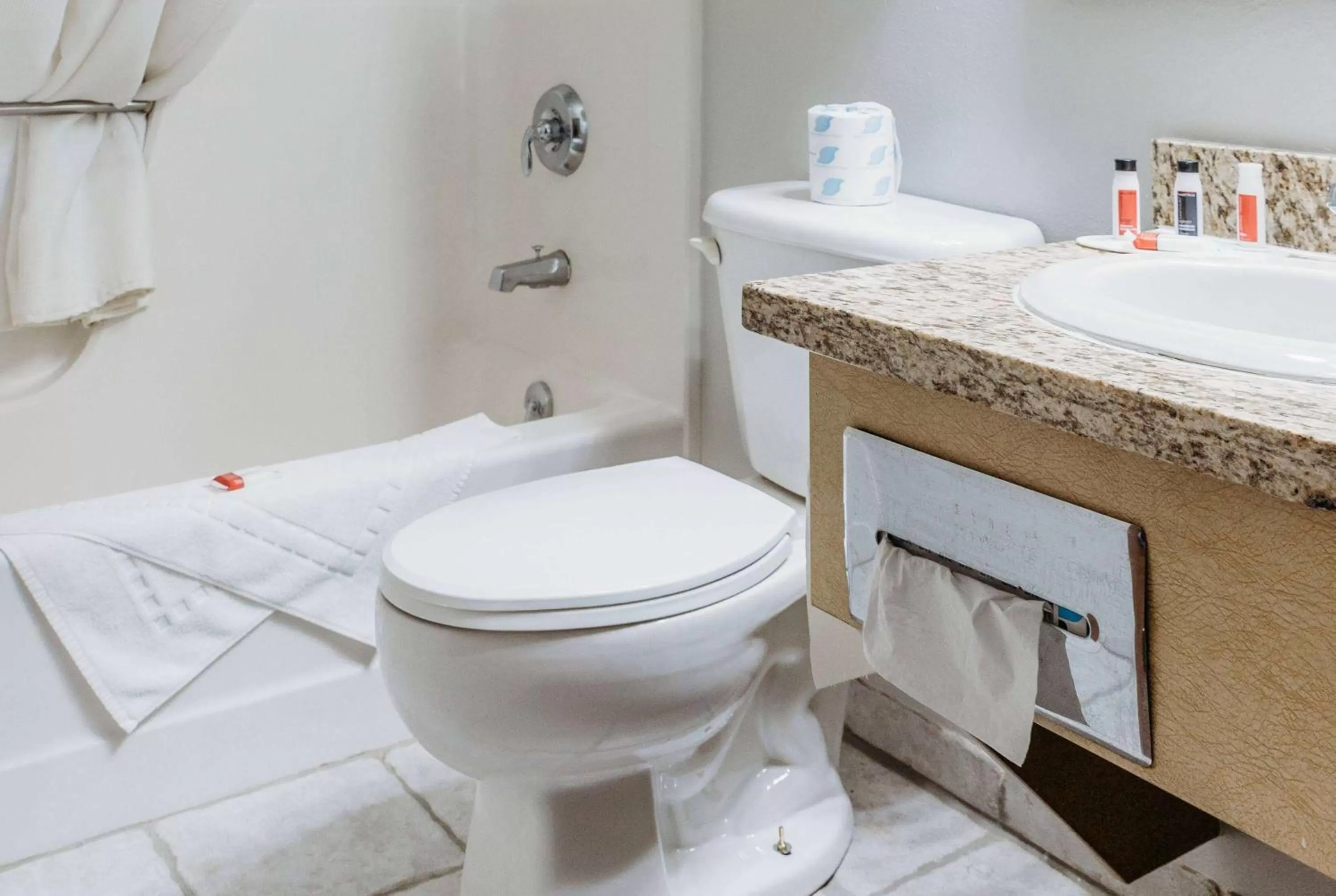 TV and multimedia in Travelodge by Wyndham Worland