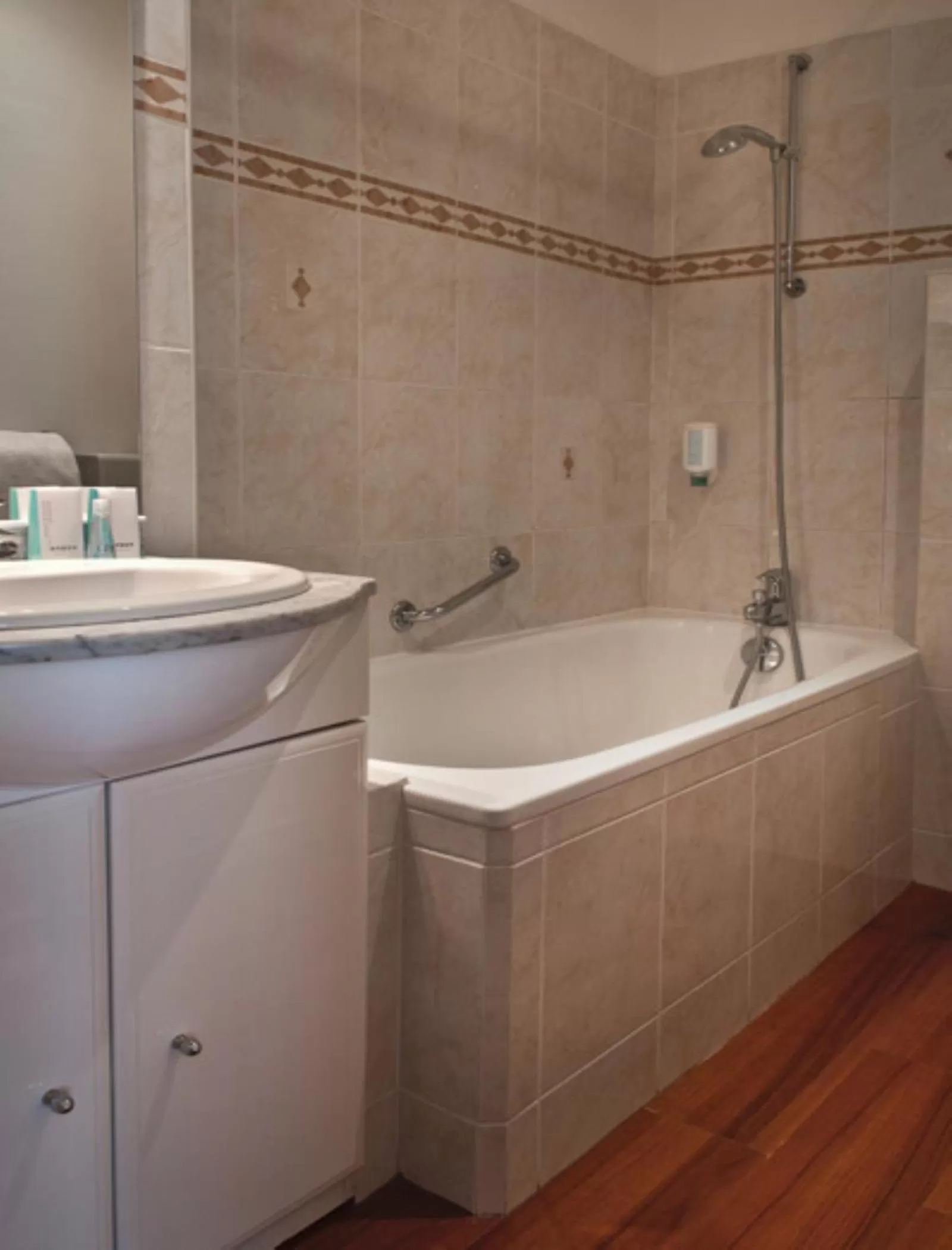 Bathroom in Abaca Messidor by Happyculture