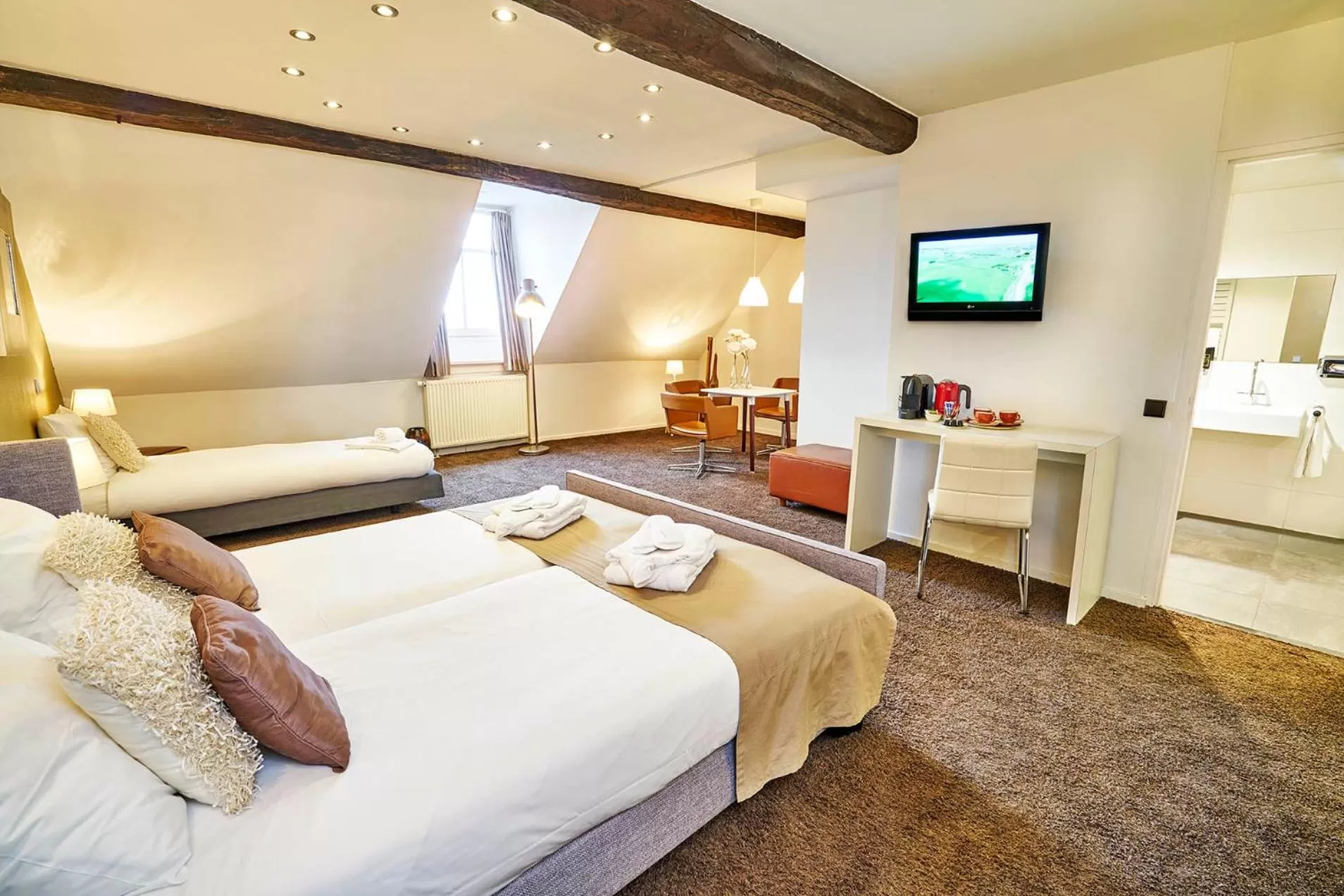 Bathroom, Bed in Saillant Hotel Maastricht City Centre - Auping Hotel Partner