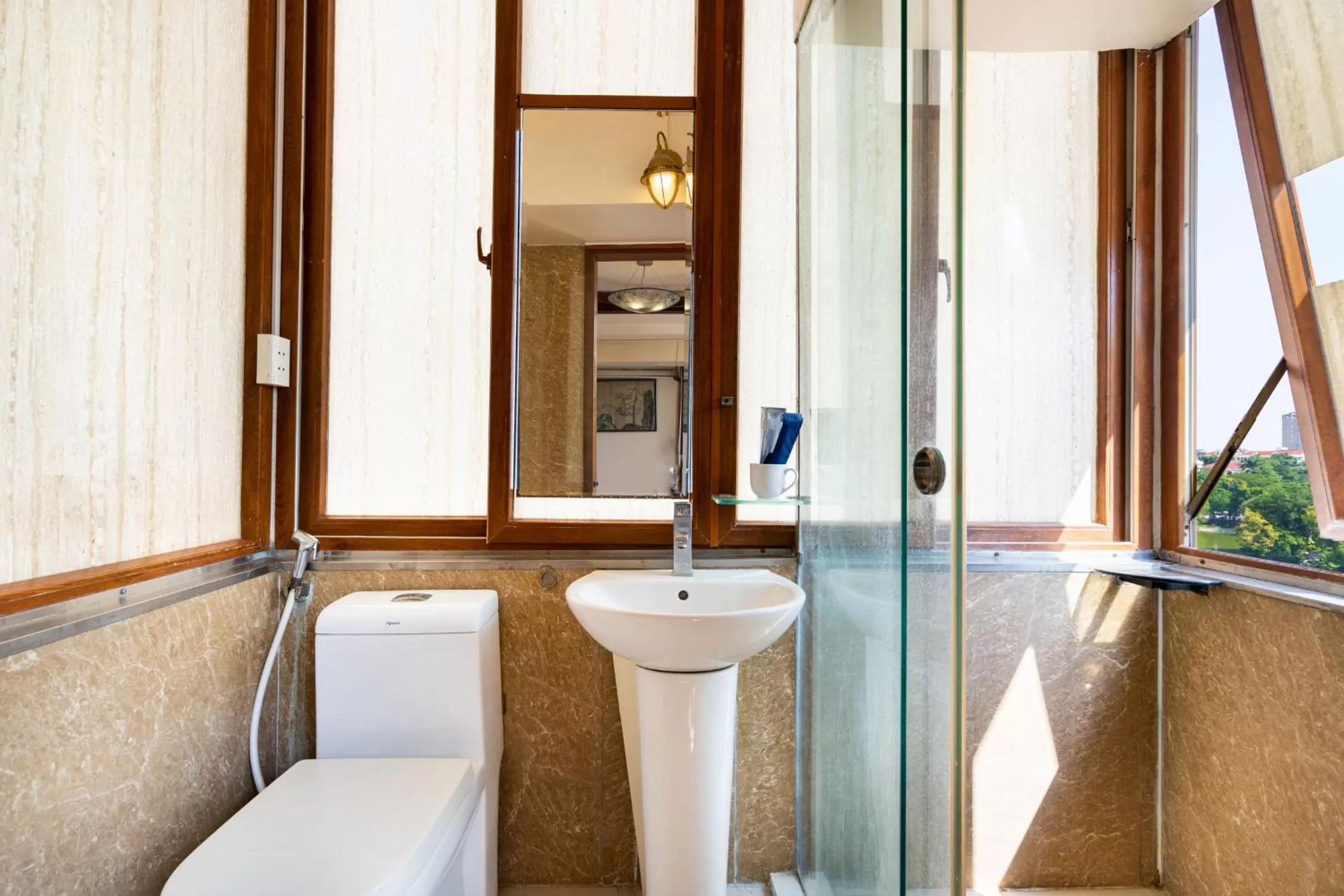 Bathroom in Artisan Lakeview Hotel