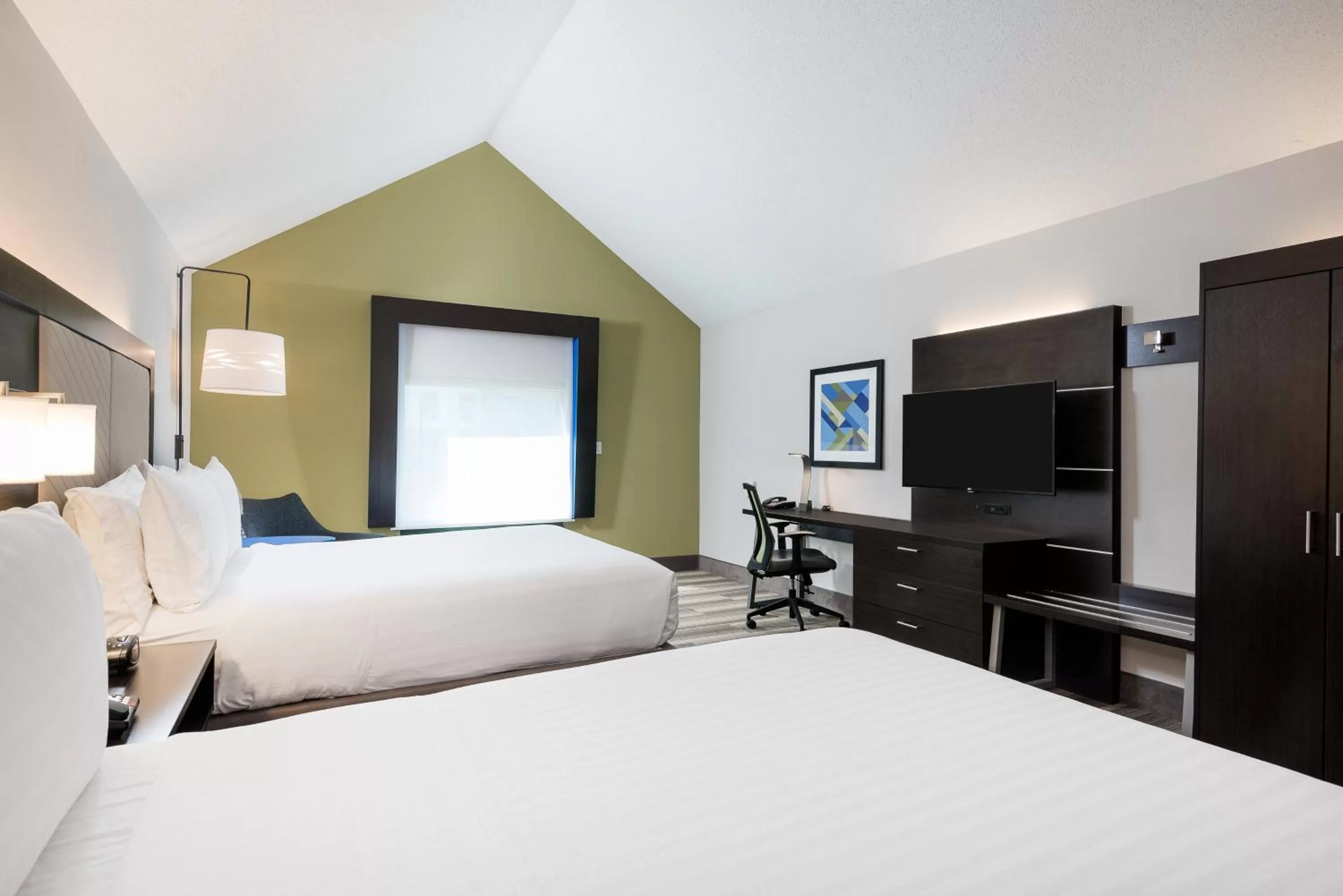 Photo of the whole room, Bed in Holiday Inn Express & Suites Florence I-95 & I-20 Civic Ctr by IHG