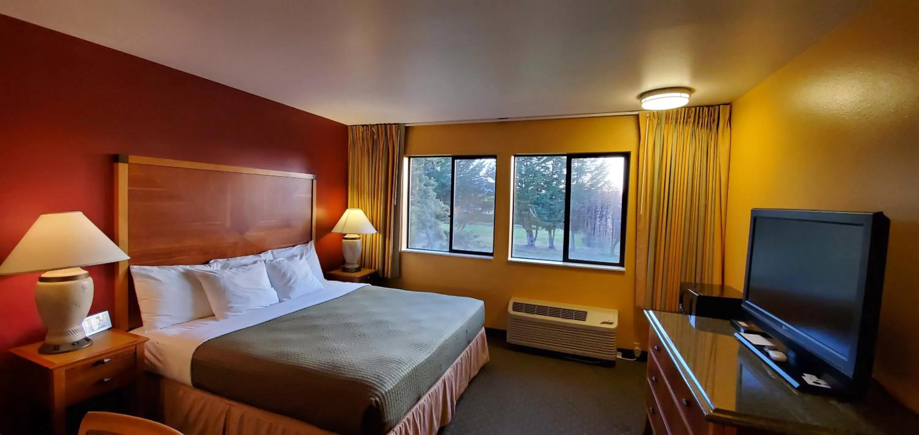 TV and multimedia, Bed in Olympic View Inn