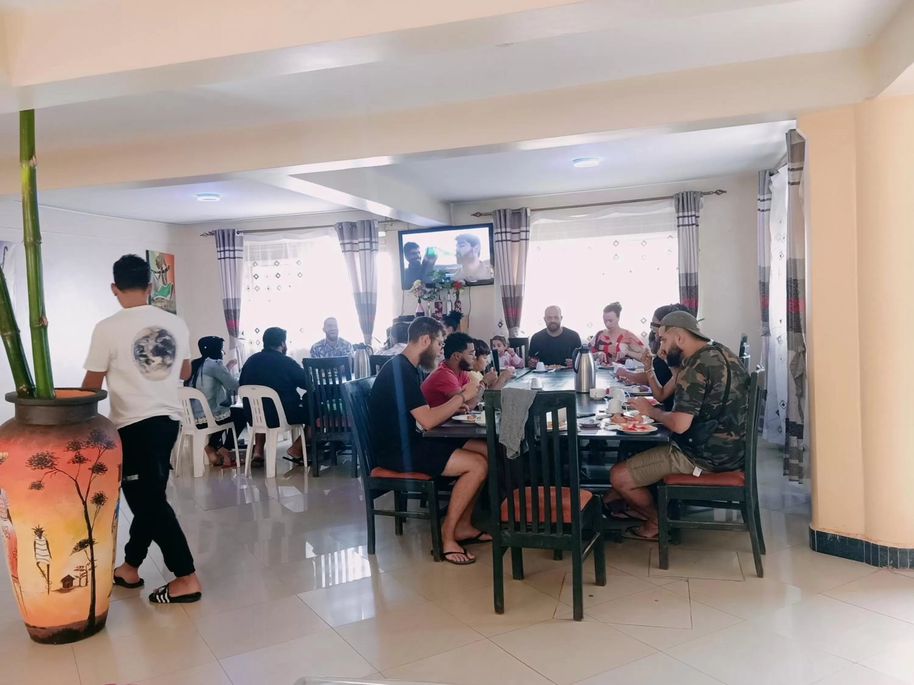 Restaurant/places to eat in Acactus Hotel