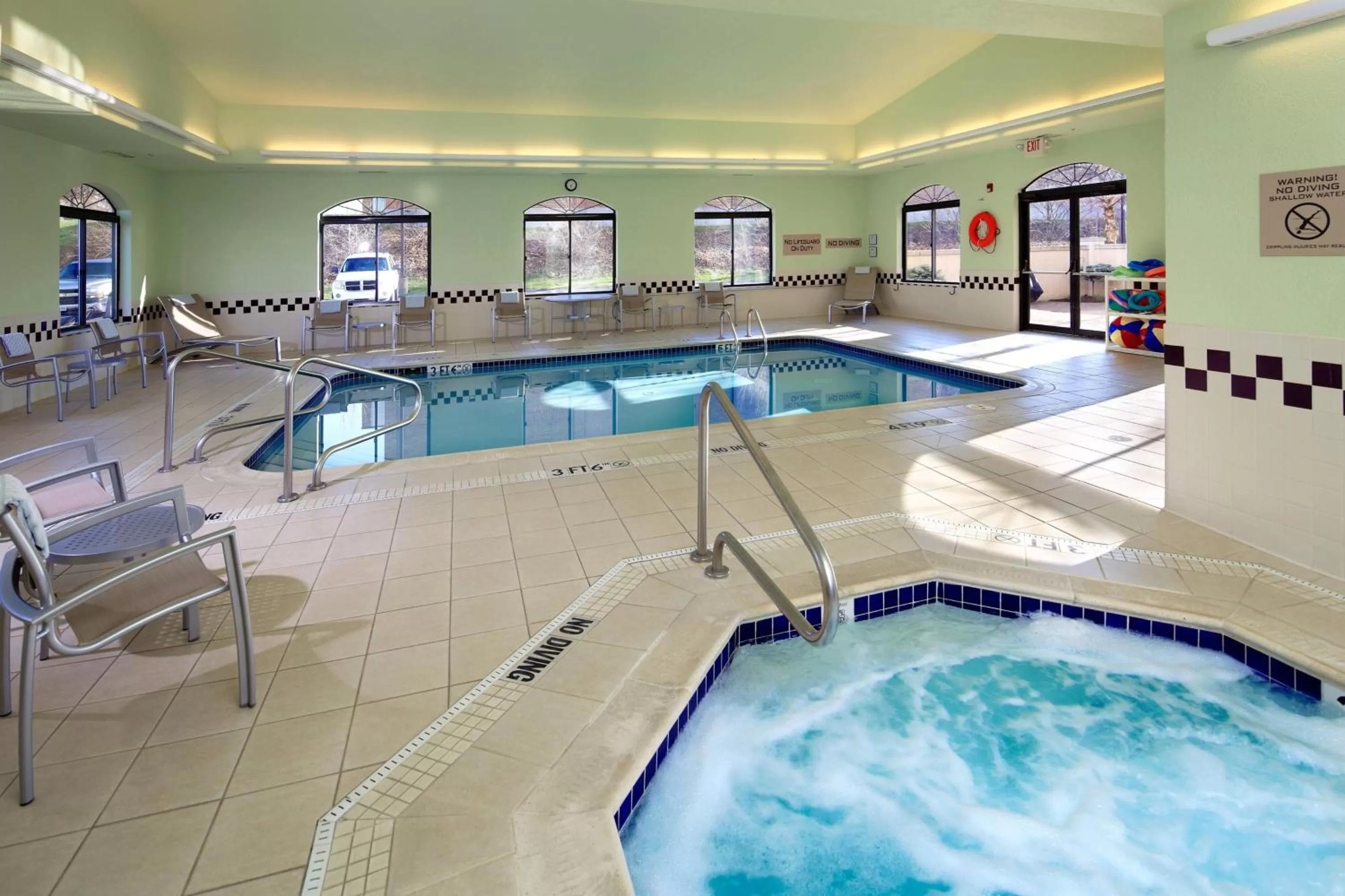 Swimming pool in SpringHill Suites by Marriott Pittsburgh Washington
