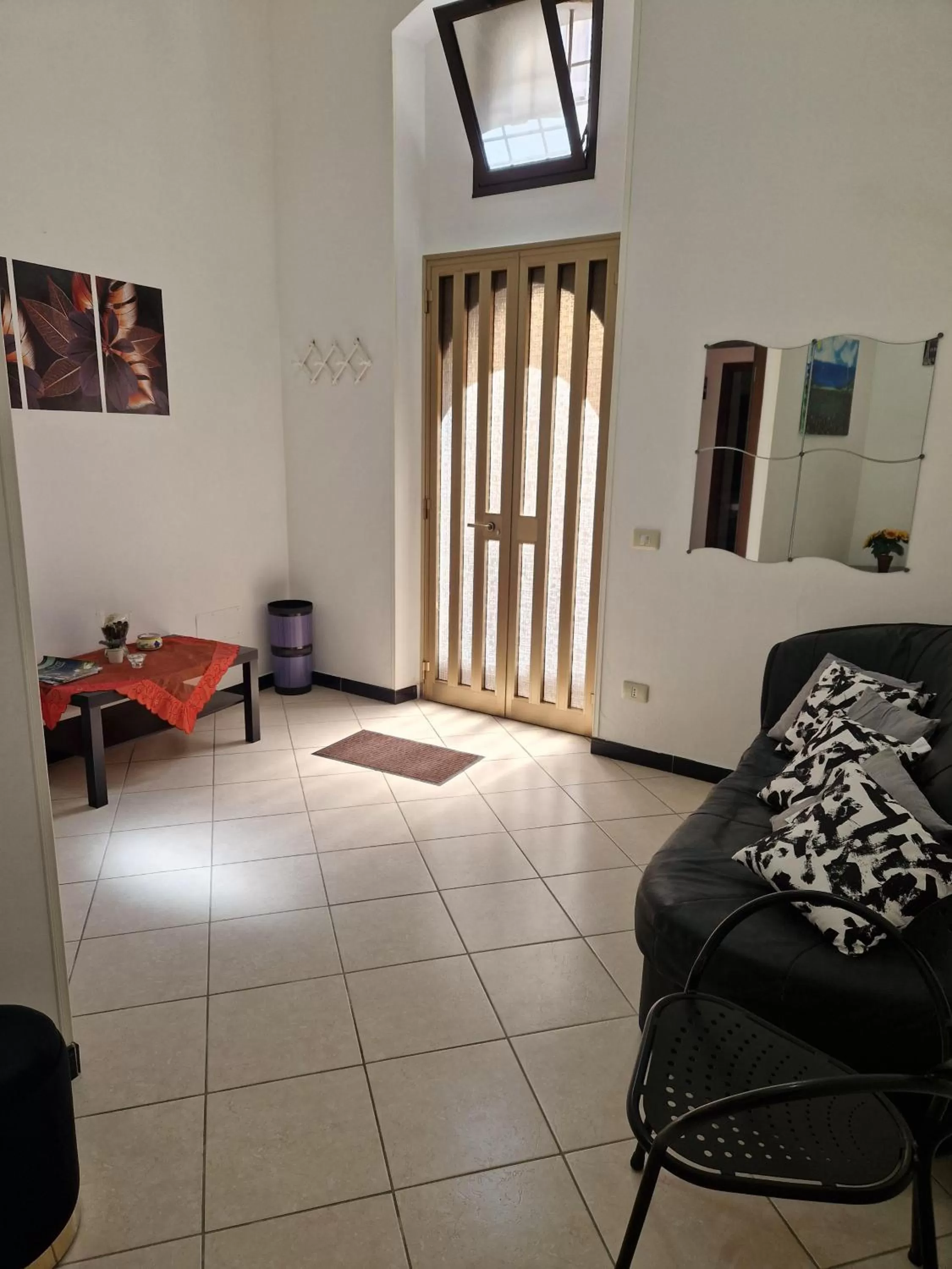 Communal lounge/ TV room in La Gardenia