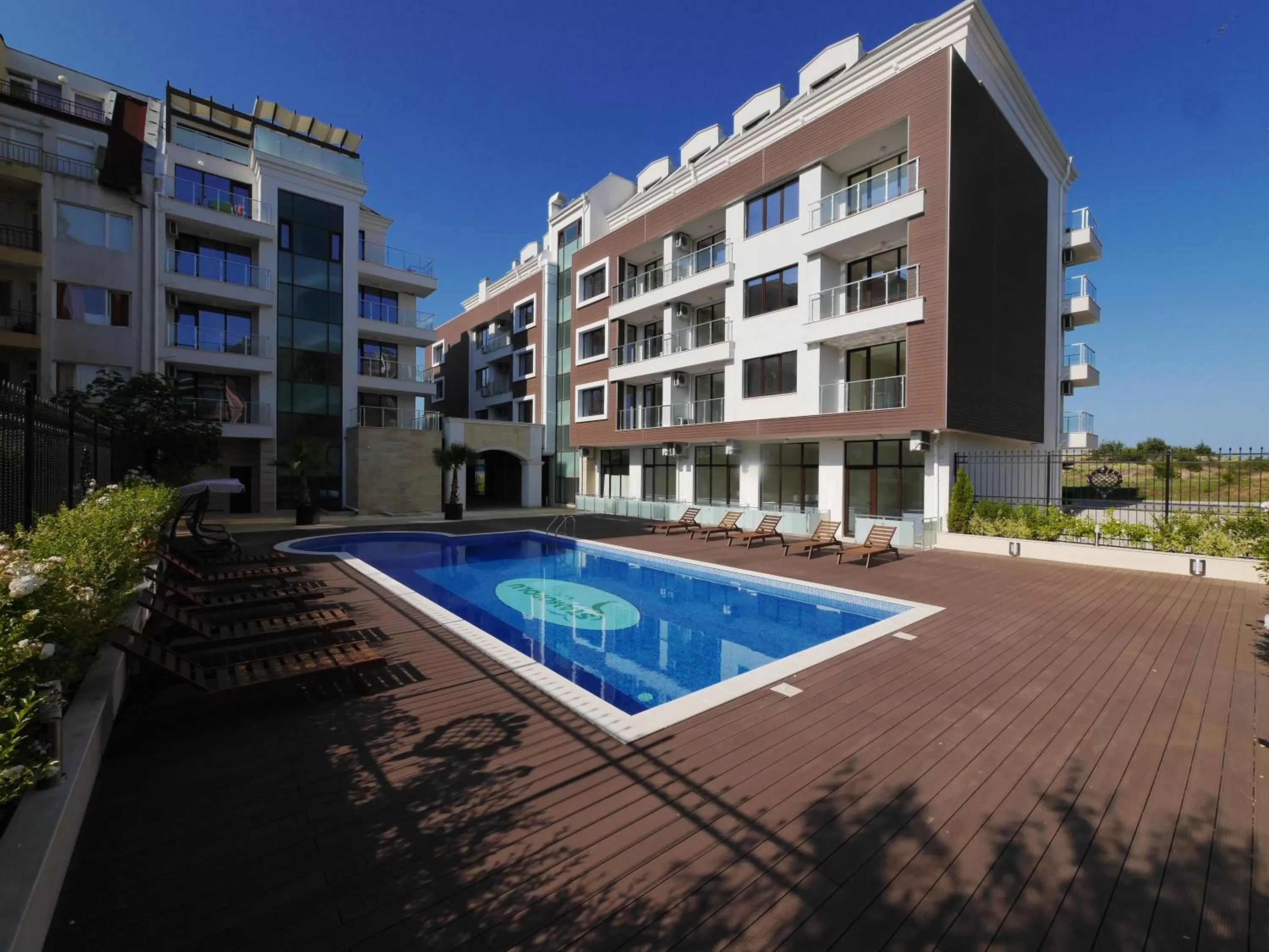 Swimming pool in APART-HOTEL Stamopolu Lux с изглед към морето