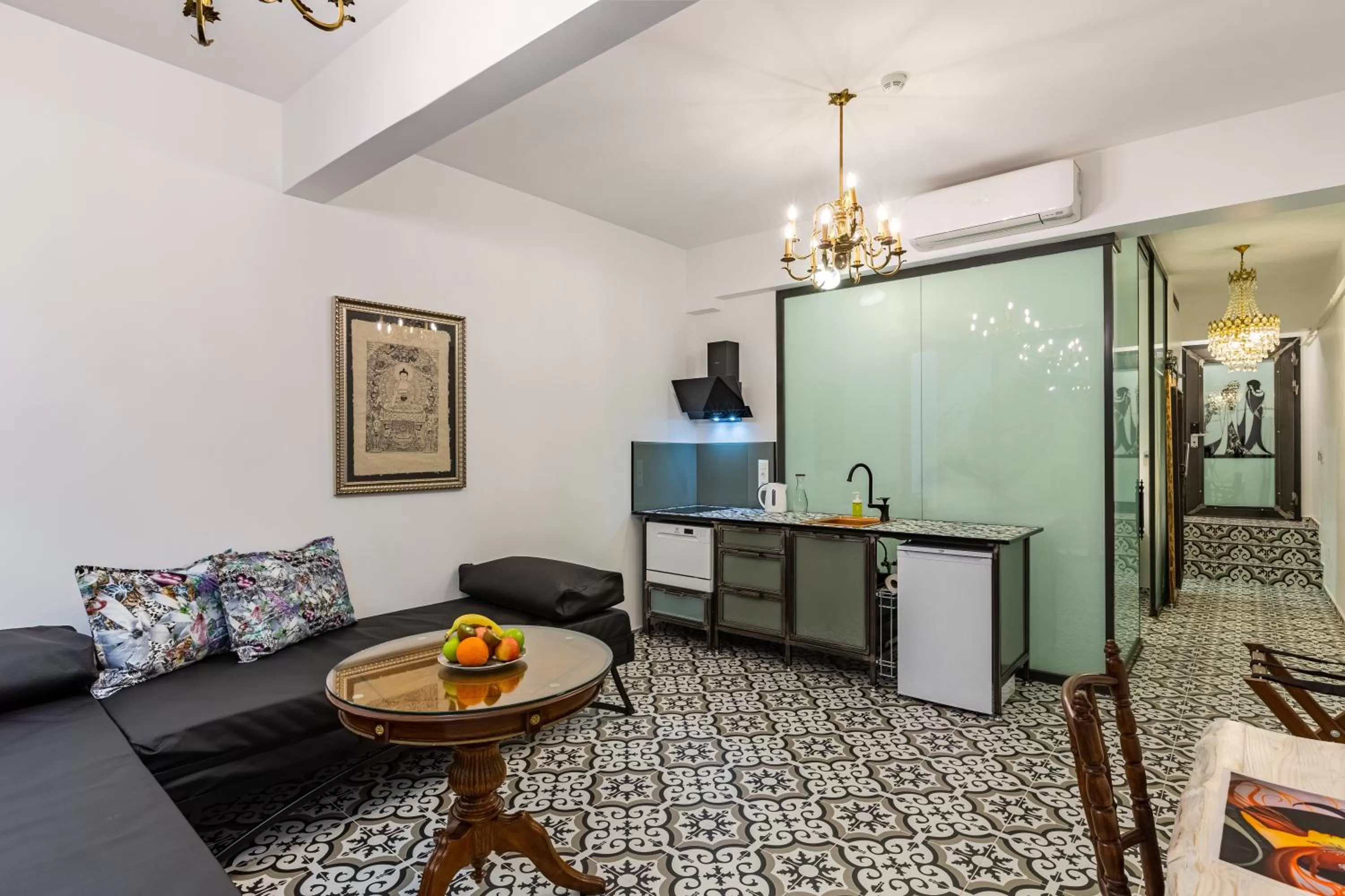 TV and multimedia in Villa Pera Suite Hotel