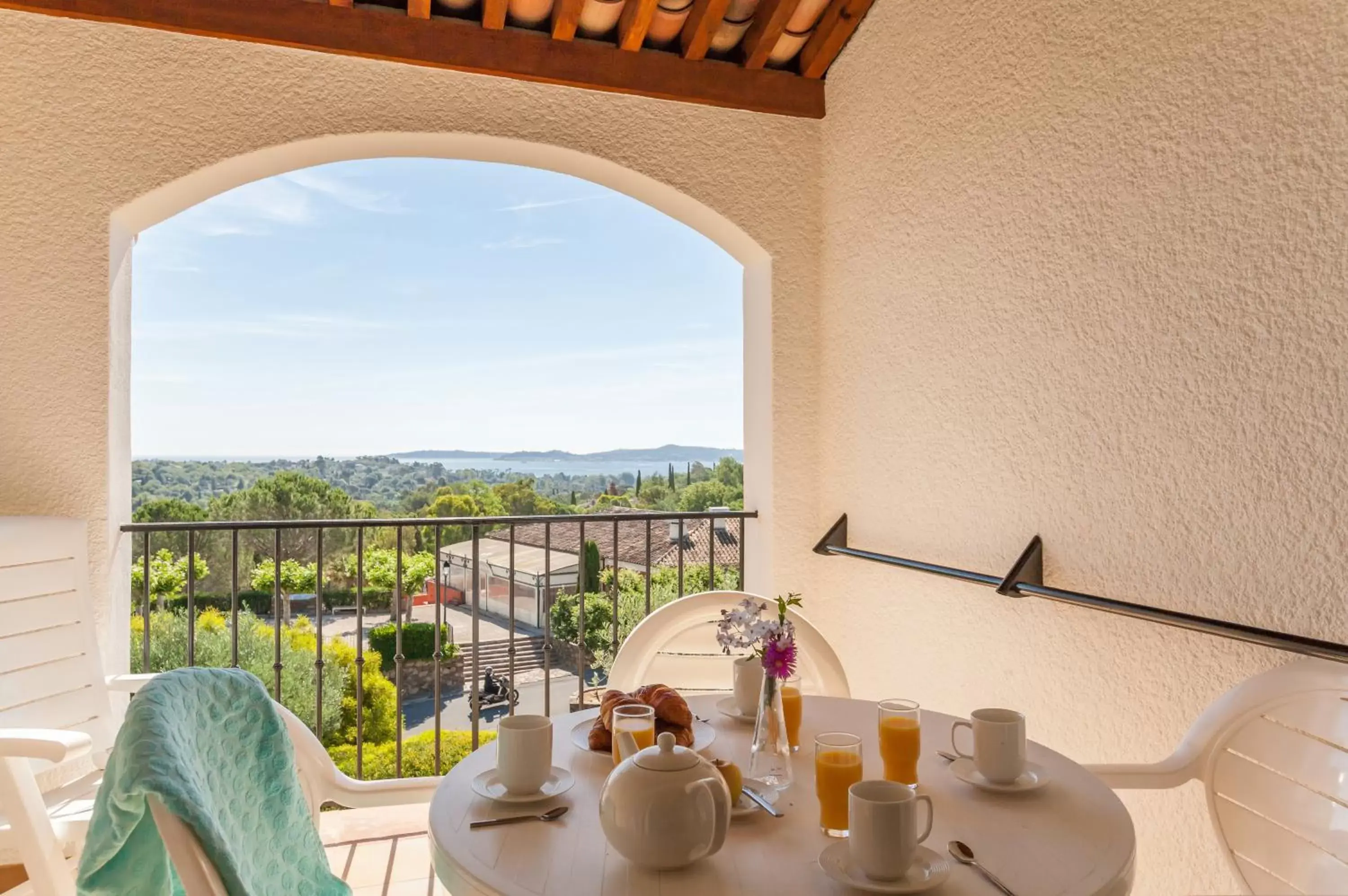 Studio with Sleeping Alcove and Terrace or Balcony (4 People) - Sea view in Résidence Pierre & Vacances Les Restanques du Golfe de Saint-Tropez Studio with Sleeping Alcove and Terrace or Balcony (4 People) - Sea view in Résidence Pierre & Vacances Les Restanques du Golfe de Saint-Tropez