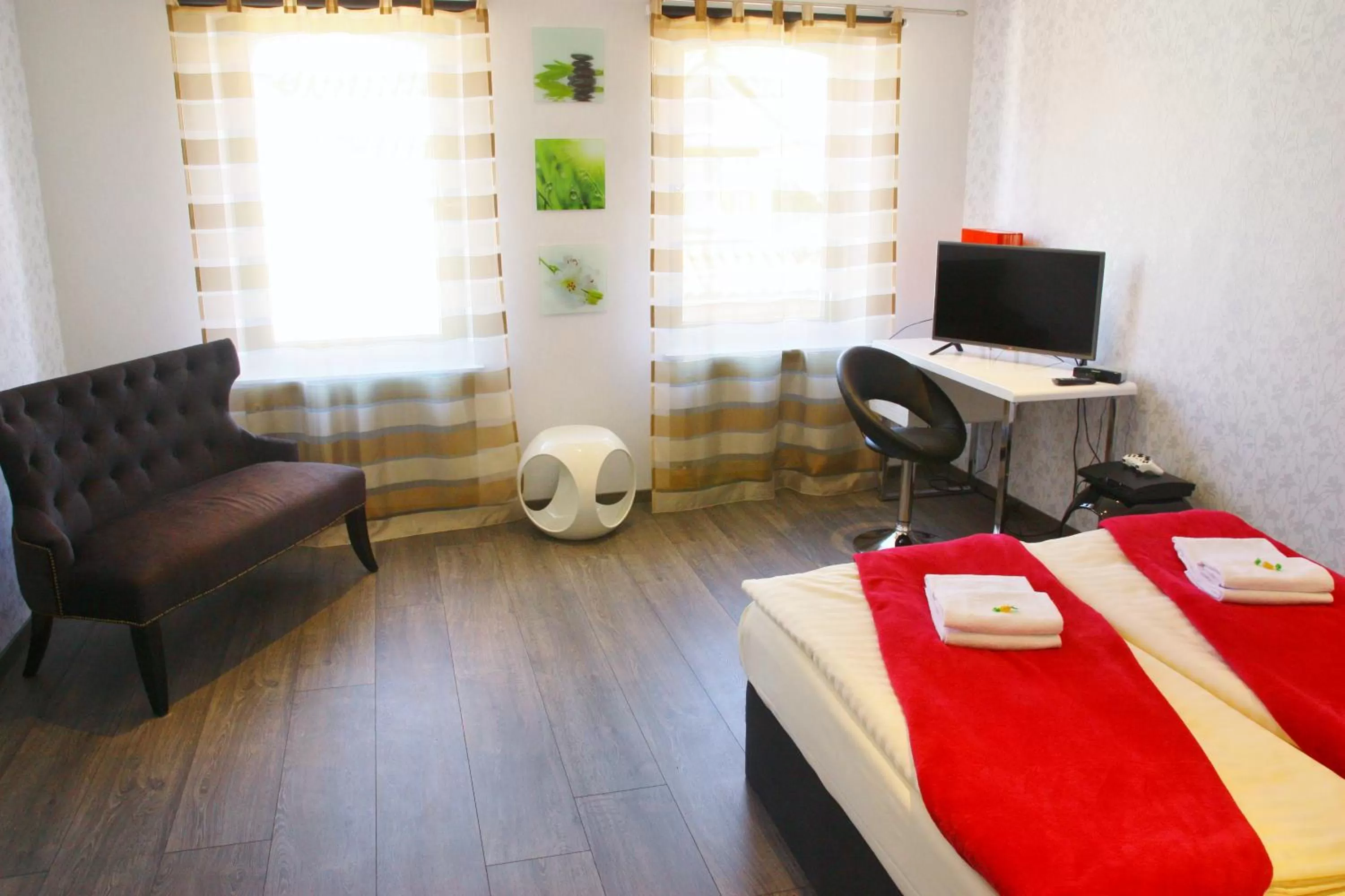 Photo of the whole room, Bed in Hotel am Schloss