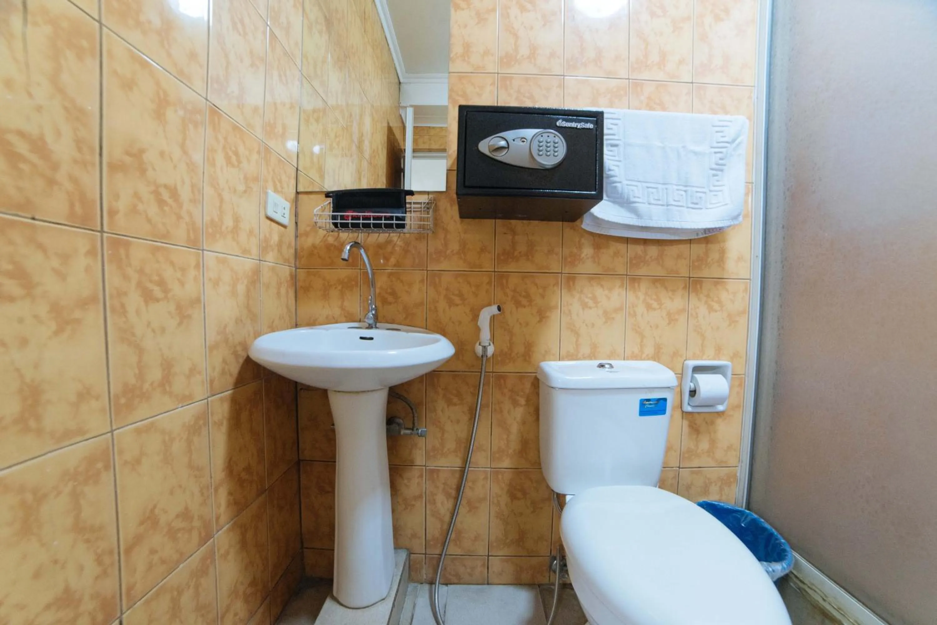 Toilet in RedDoorz @ Clarkview 21st Street Angeles City