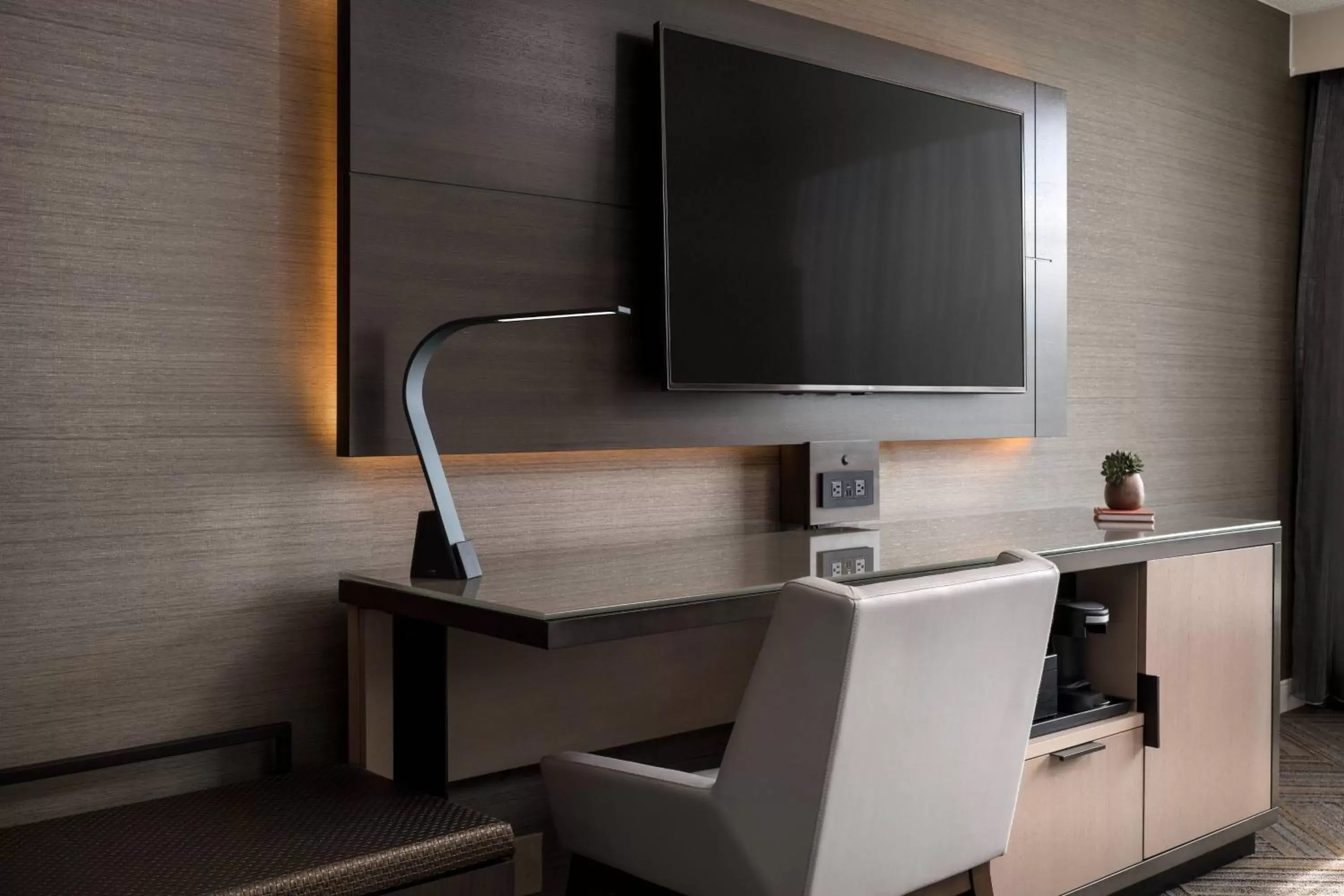 Guest room, 1 King, Mountain view in Colorado Springs Marriott Guest room, 1 King, Mountain view in Colorado Springs Marriott