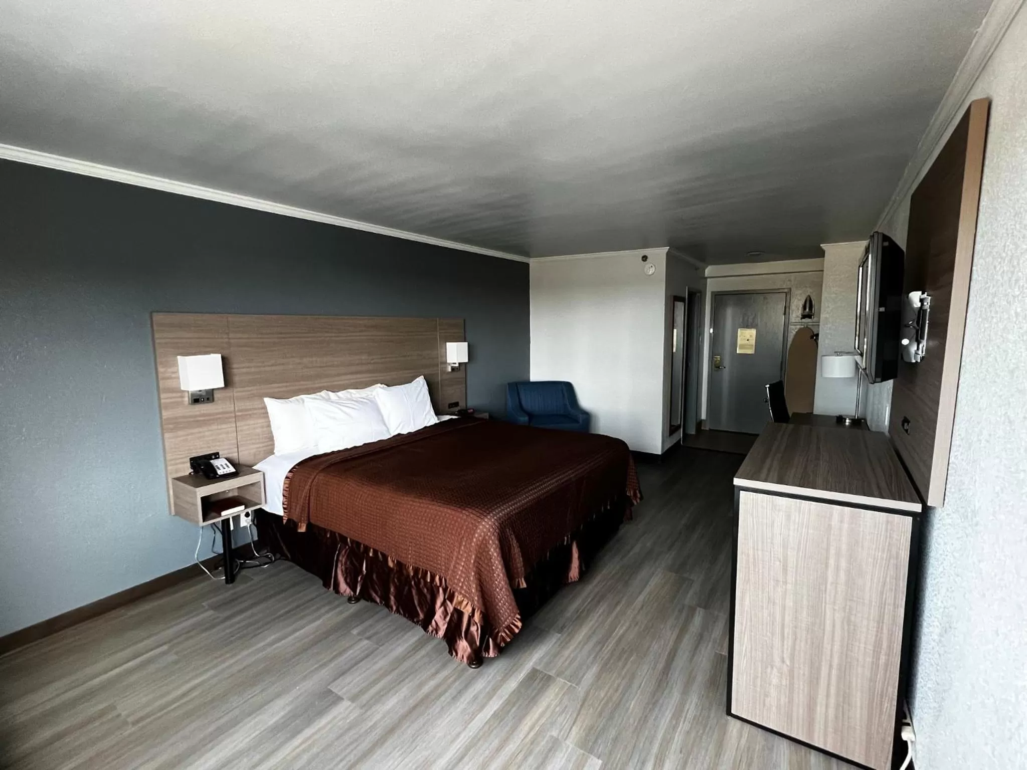 Bed in Super 8 by Wyndham Fort Worth Entertainment District