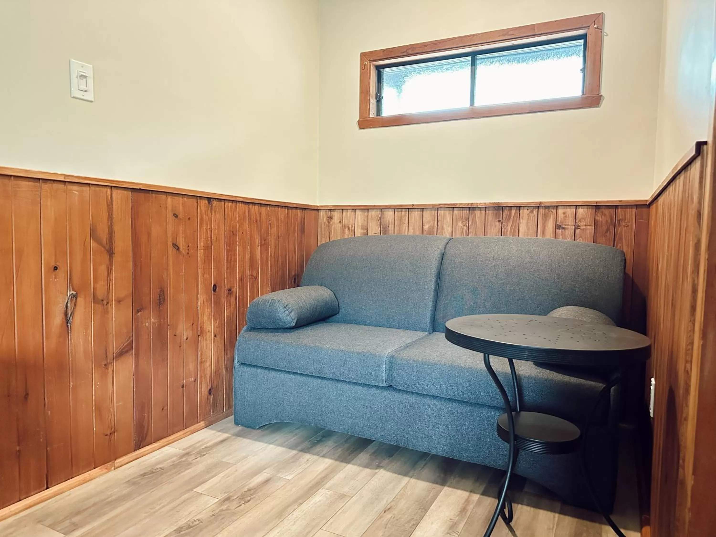 Seating area in Hotel Le Petit Lac Sainte-Adèle