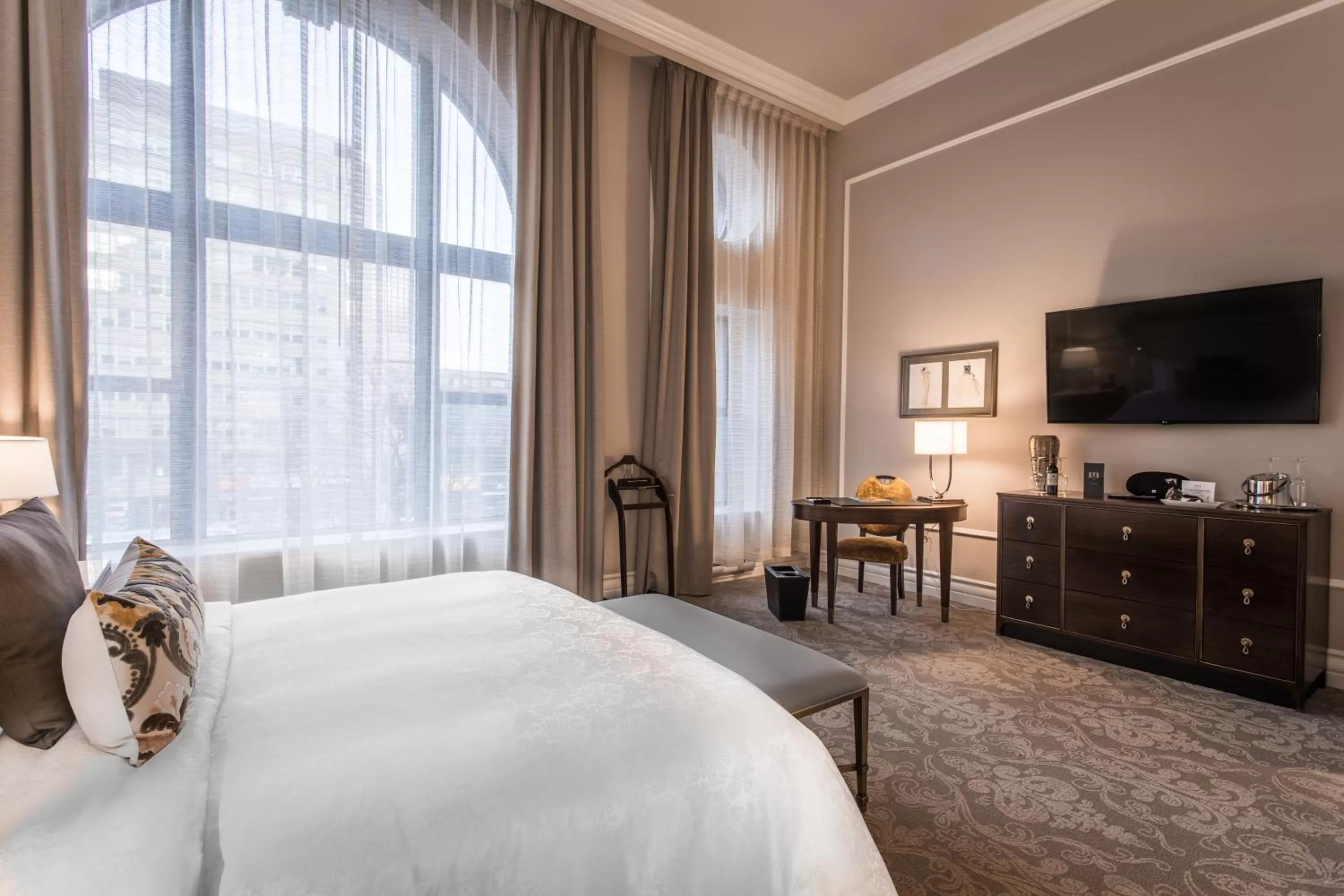 Photo of the whole room, Bed in Hôtel Birks Montréal