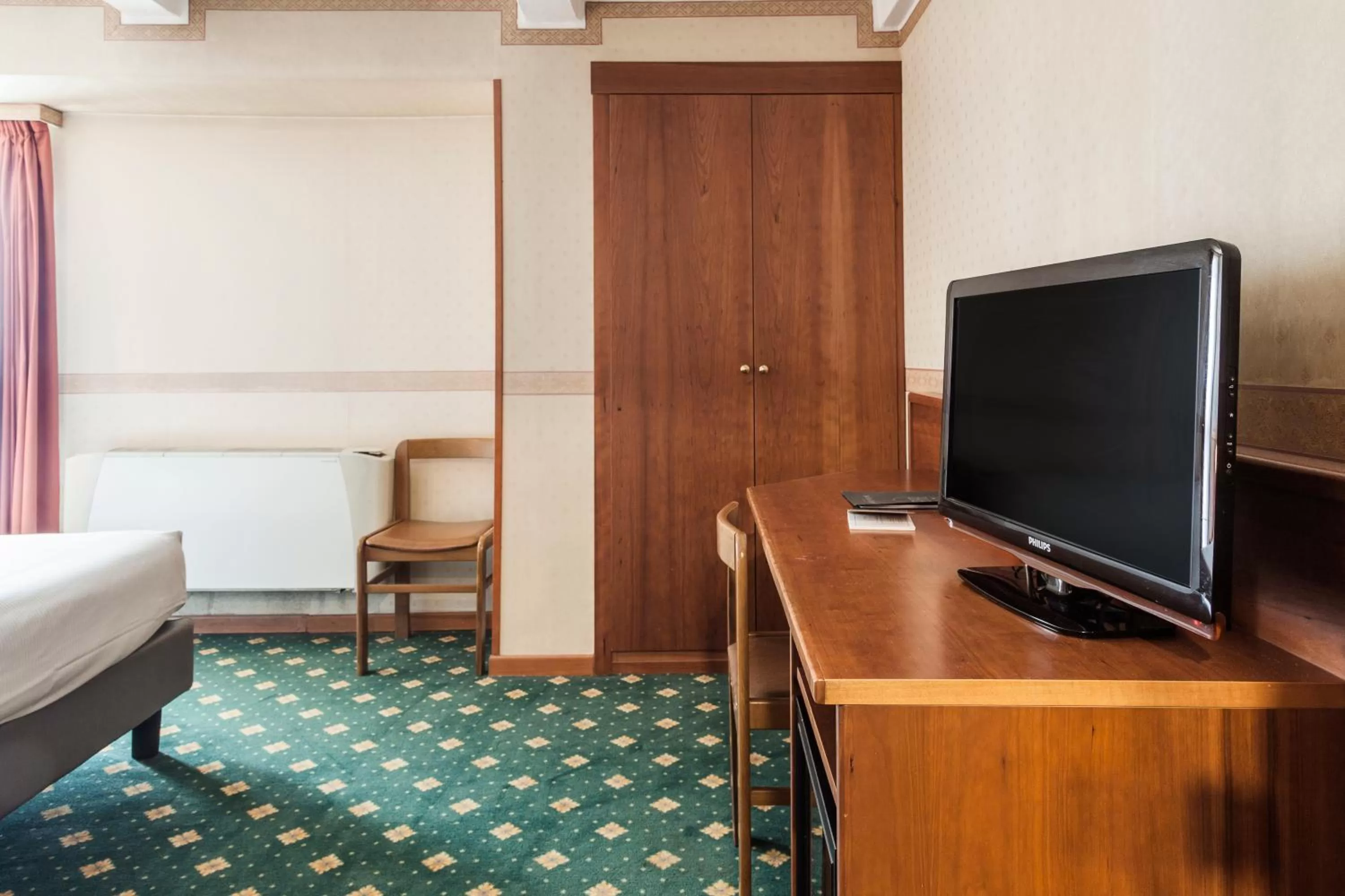 TV and multimedia, Bed in Hotel Des Etrangers