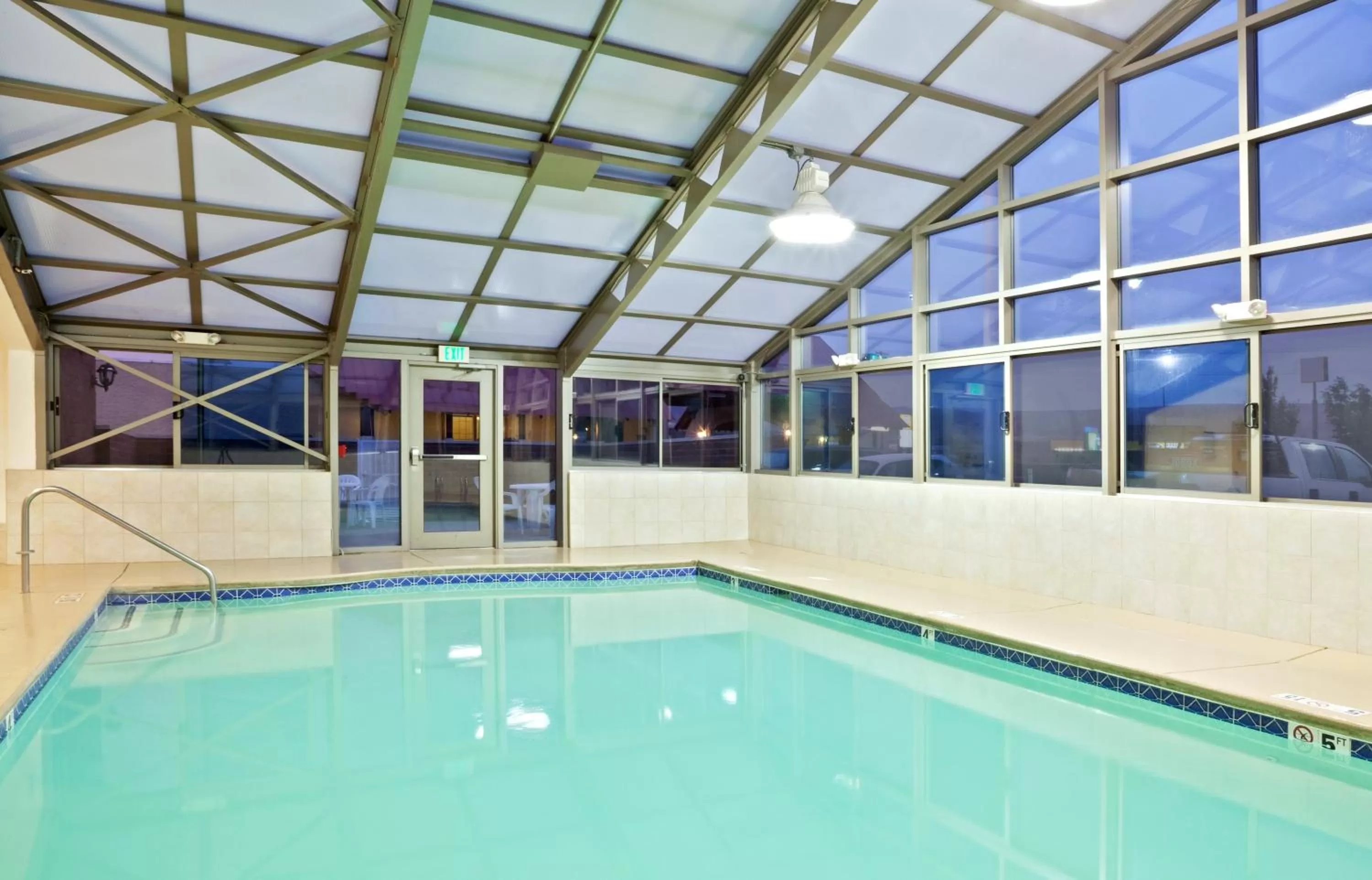 Swimming pool in Holiday Inn Express Ellensburg by IHG