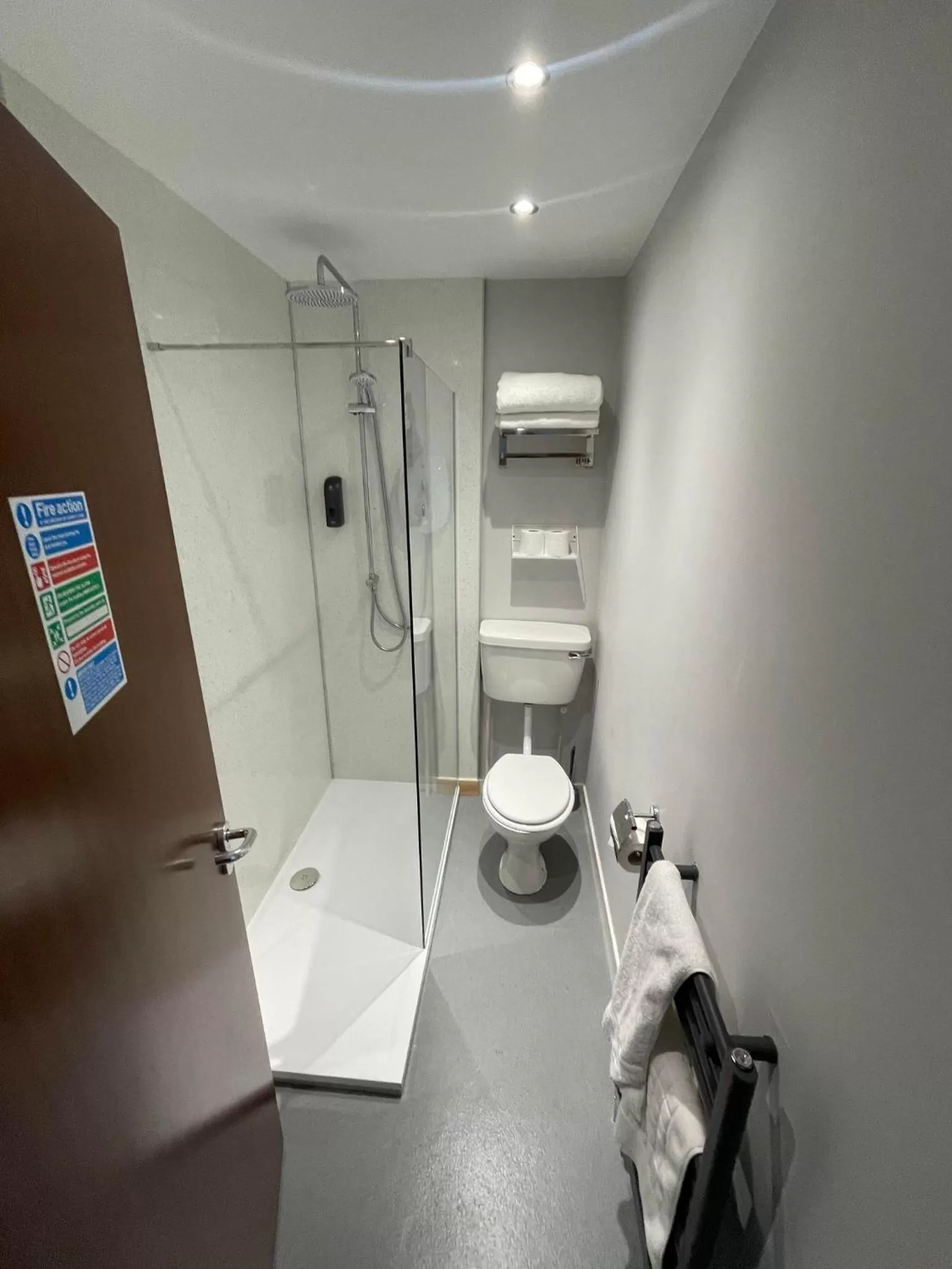 Bathroom in Airlie Arms Hotel