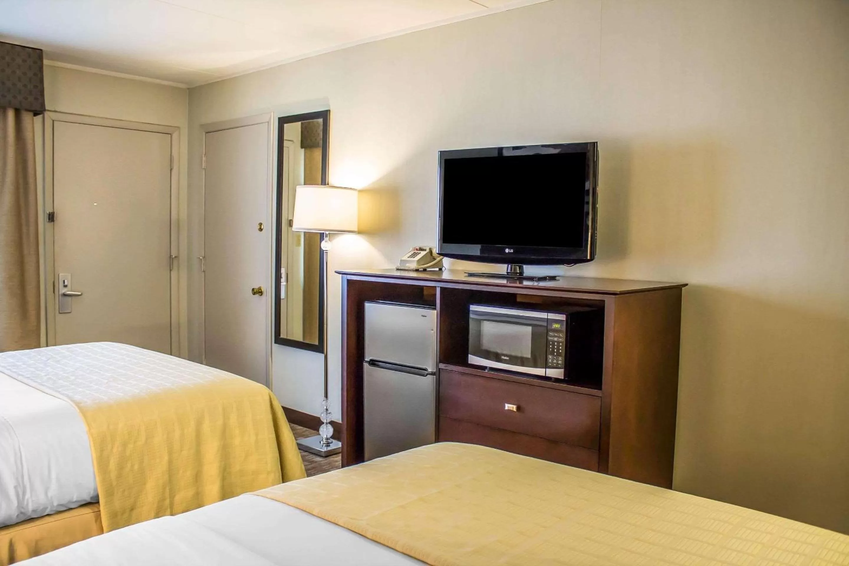 Photo of the whole room, Bed in Quality Inn Cambridge