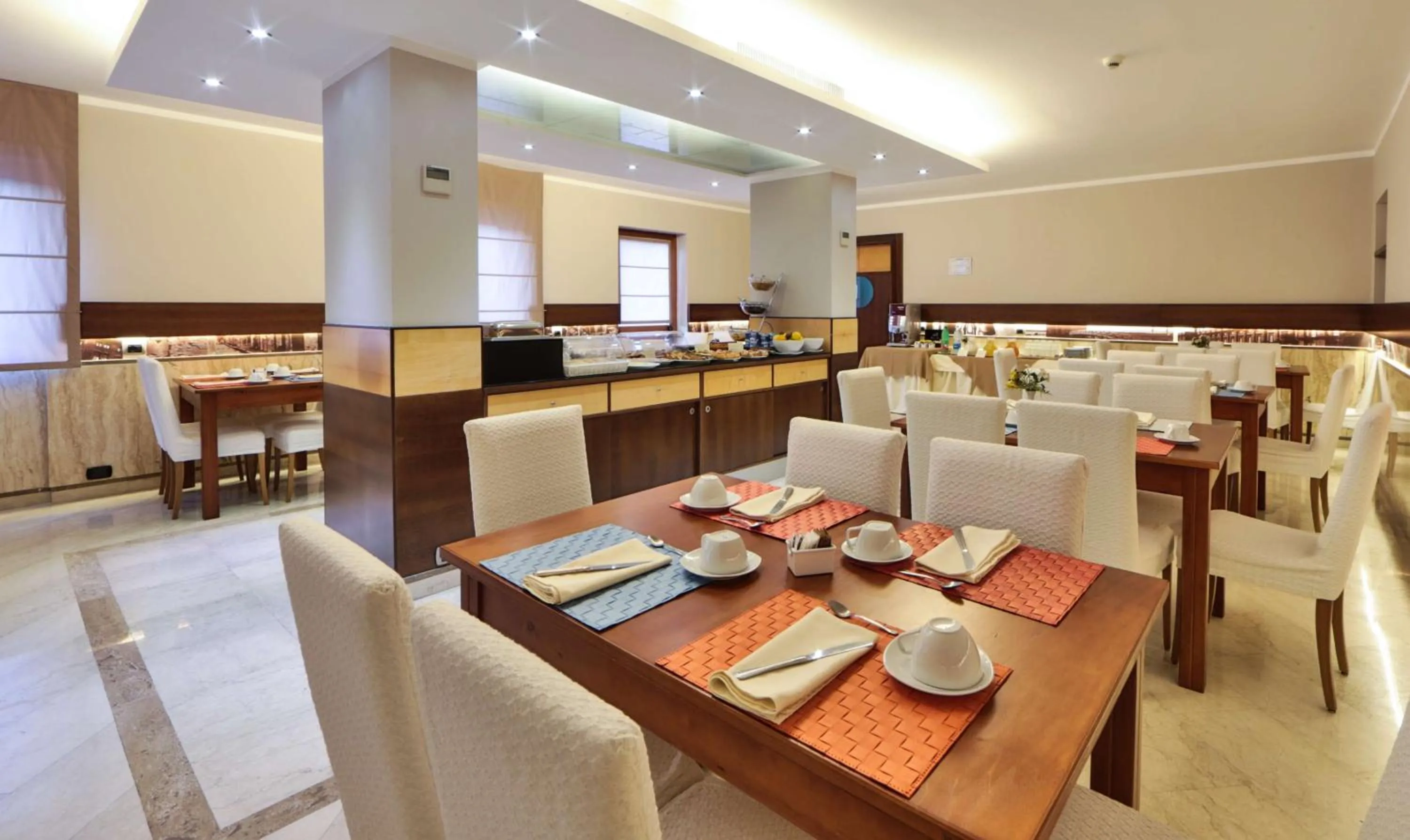 Restaurant/places to eat in Suites & Residence Hotel