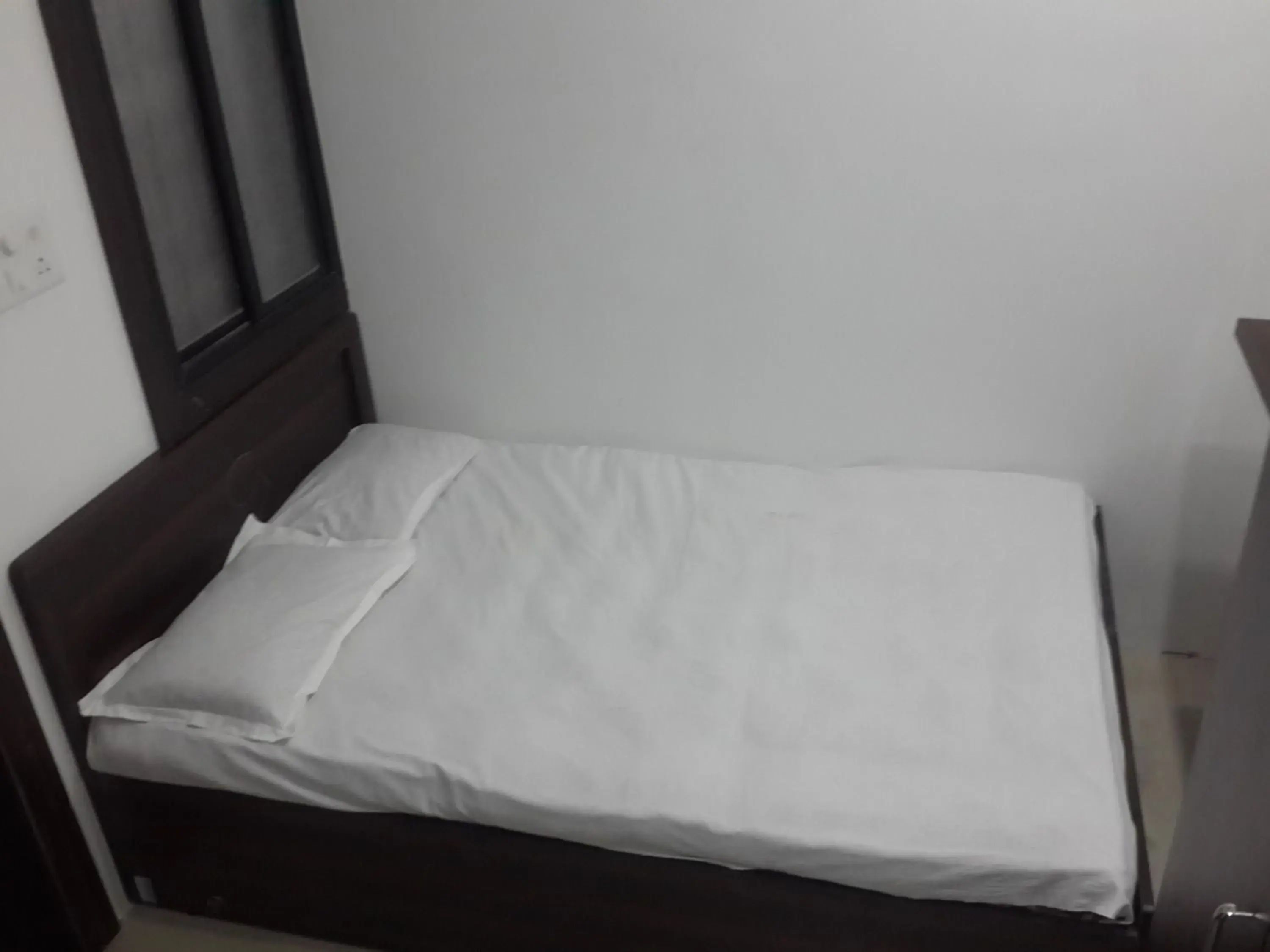 Small Single Room ( Non AC) - single occupancy in Hotel Holiday Era Opposite Railway Station Small Single Room ( Non AC) - single occupancy in Hotel Holiday Era Opposite Railway Station