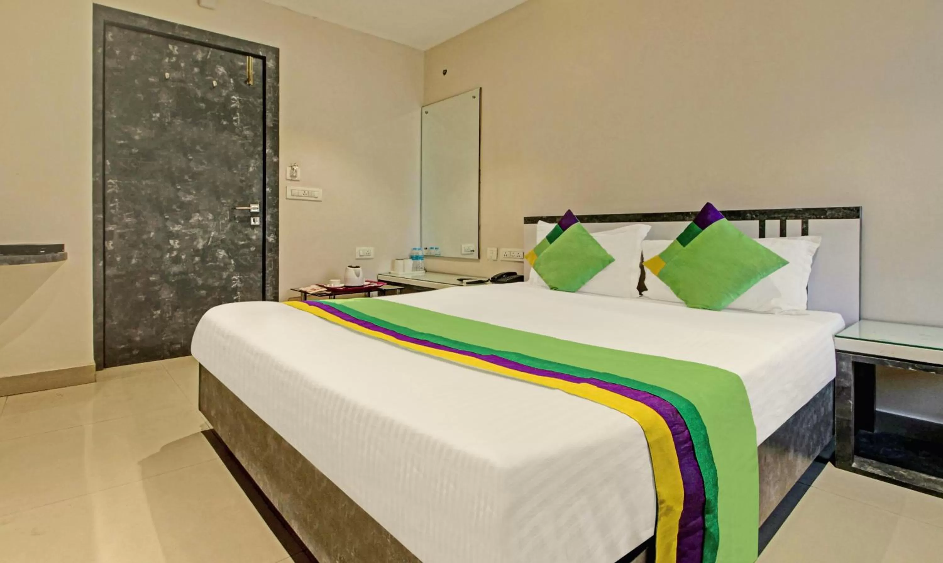 Bed in Treebo Glassotel Near Ruby Hospital